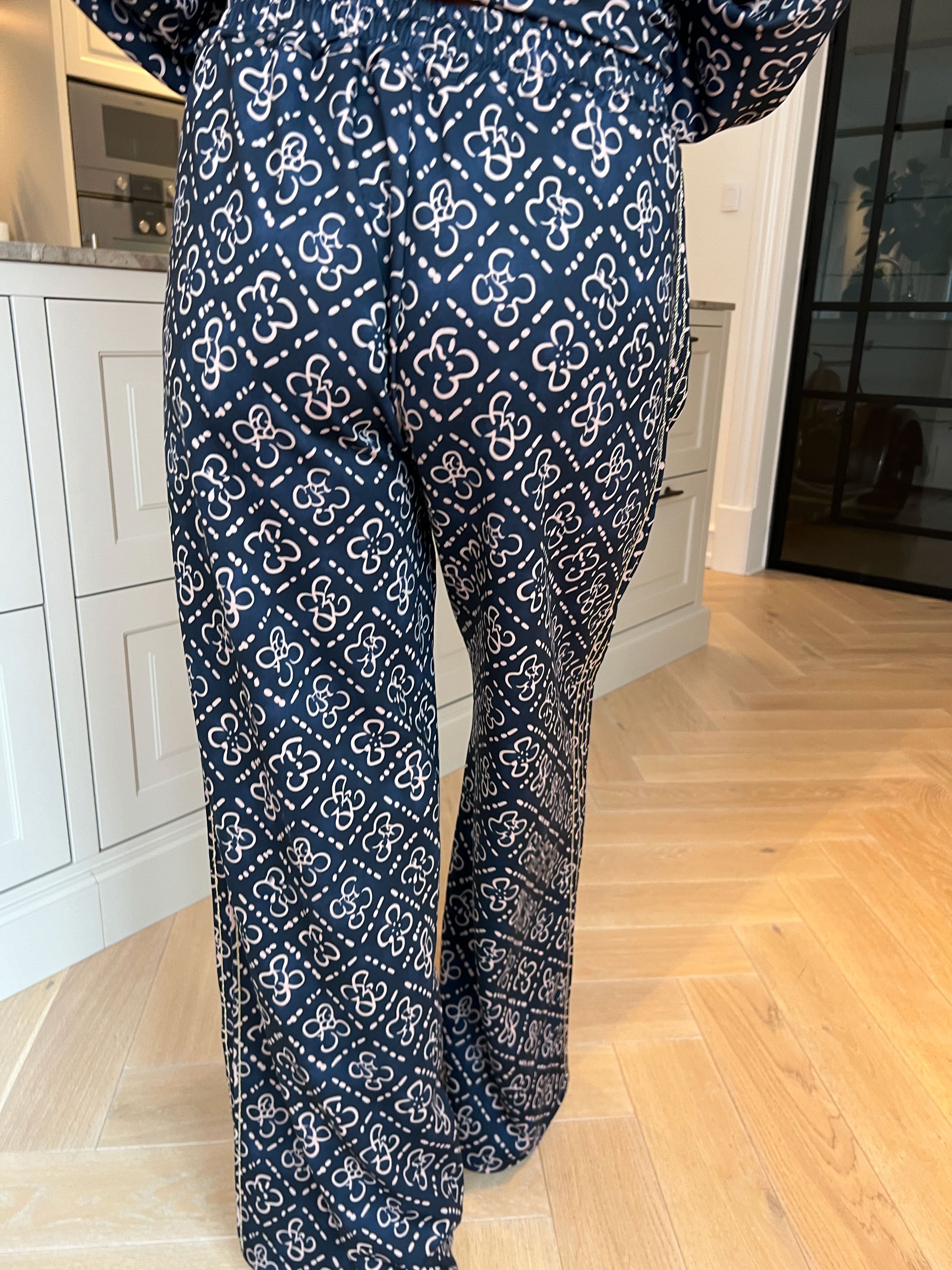 Dream Pattern - Plus size träningsoverall i viskos med trendigt mönster och gulddetaljer