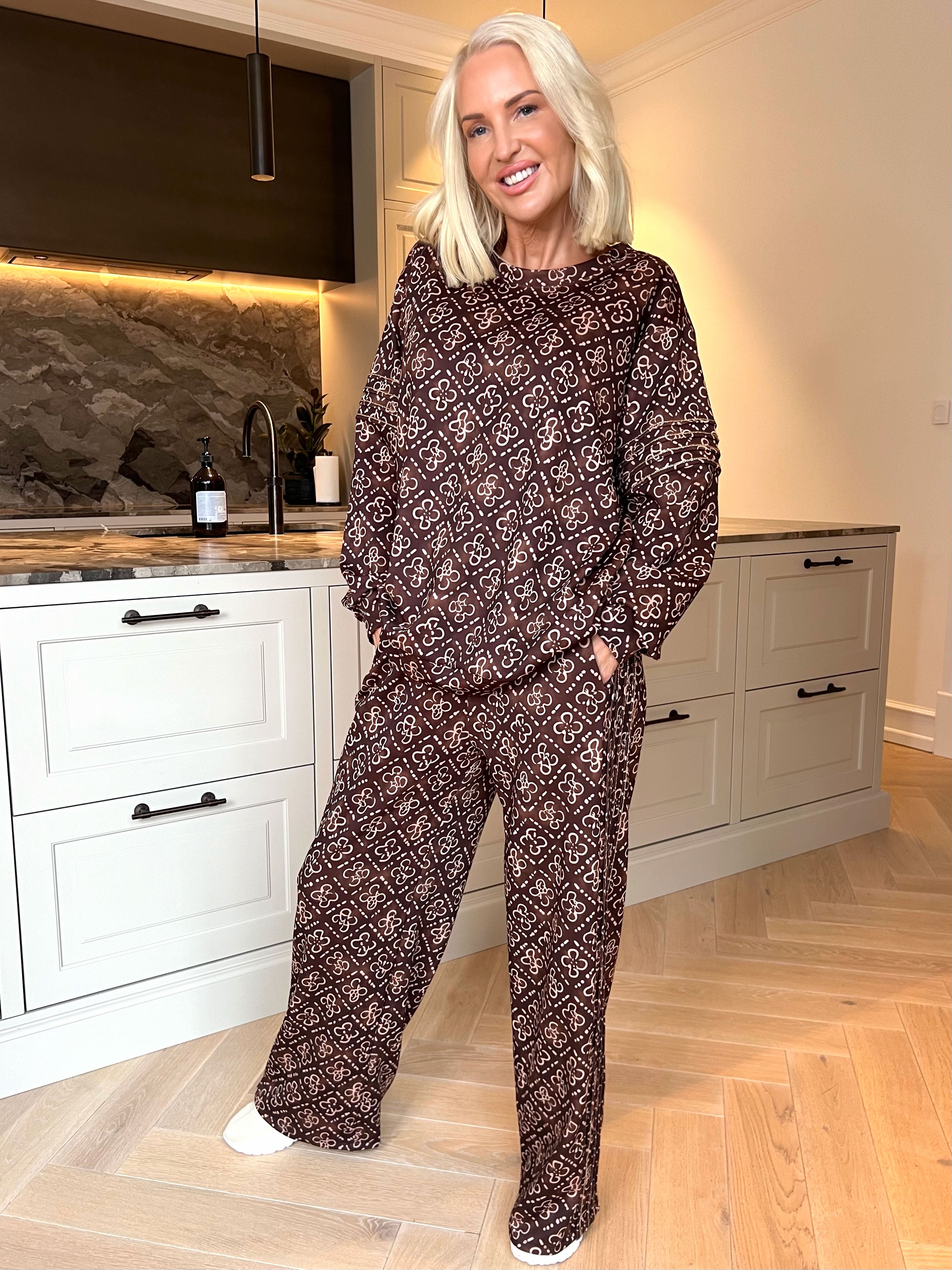 Dream Pattern - Plus size träningsoverall i viskos med trendigt mönster och gulddetaljer