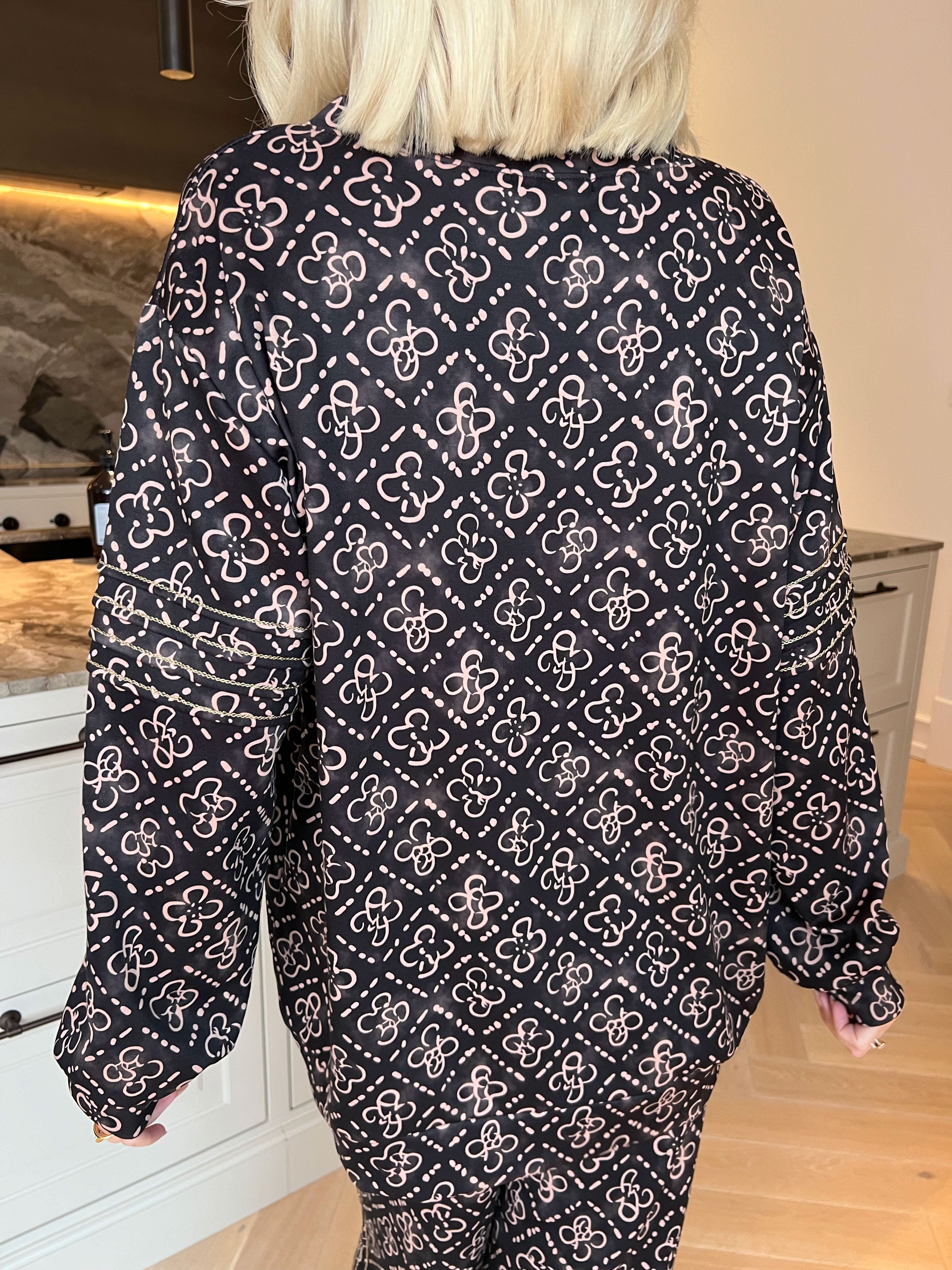 Dream Pattern - Plus size träningsoverall i viskos med trendigt mönster och gulddetaljer