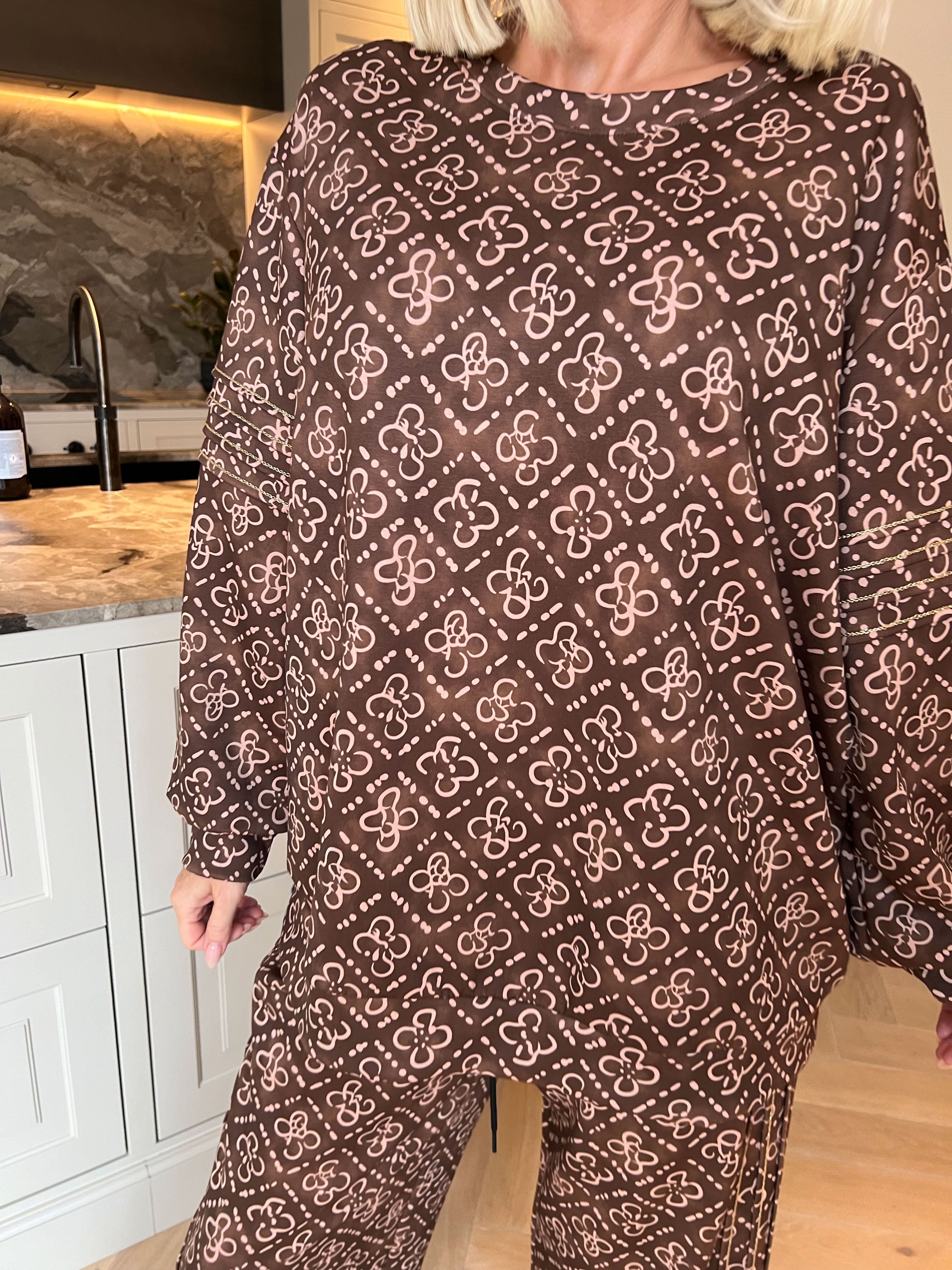 Dream Pattern - Plus size träningsoverall i viskos med trendigt mönster och gulddetaljer
