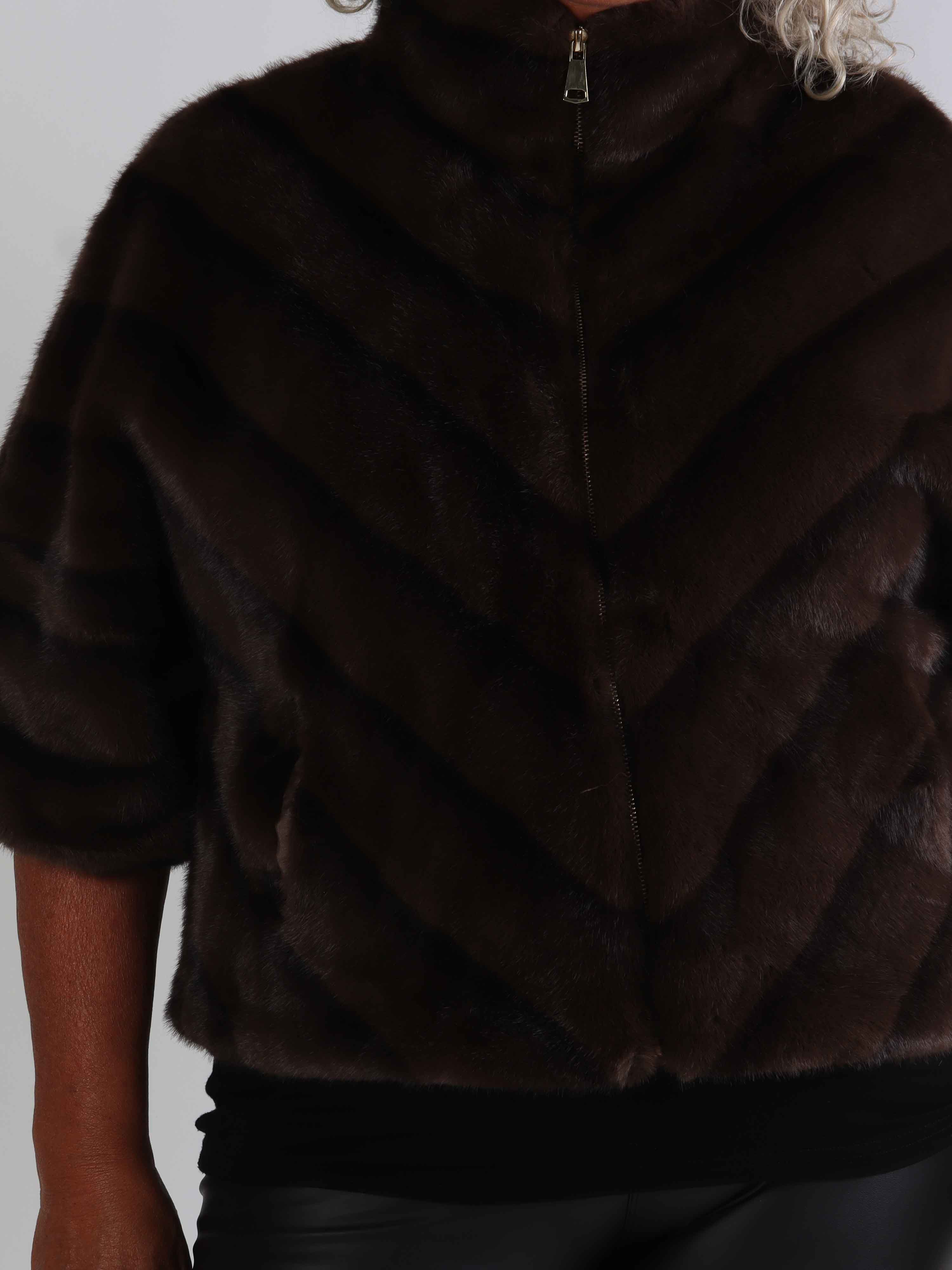 Torrey - Elegant plus size fuskpälsjacka i ljusbeige med 3/4 ärmar