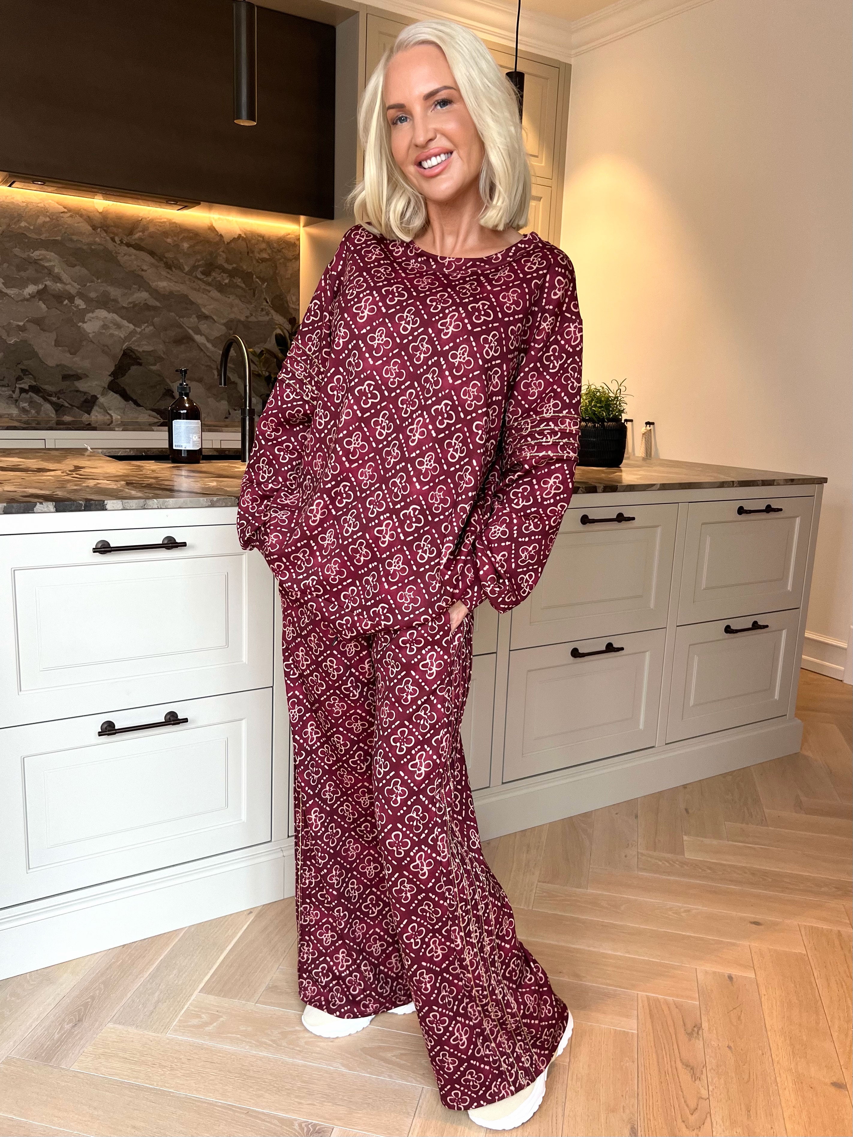 Dream Pattern - Plus size träningsoverall i viskos med trendigt mönster och gulddetaljer