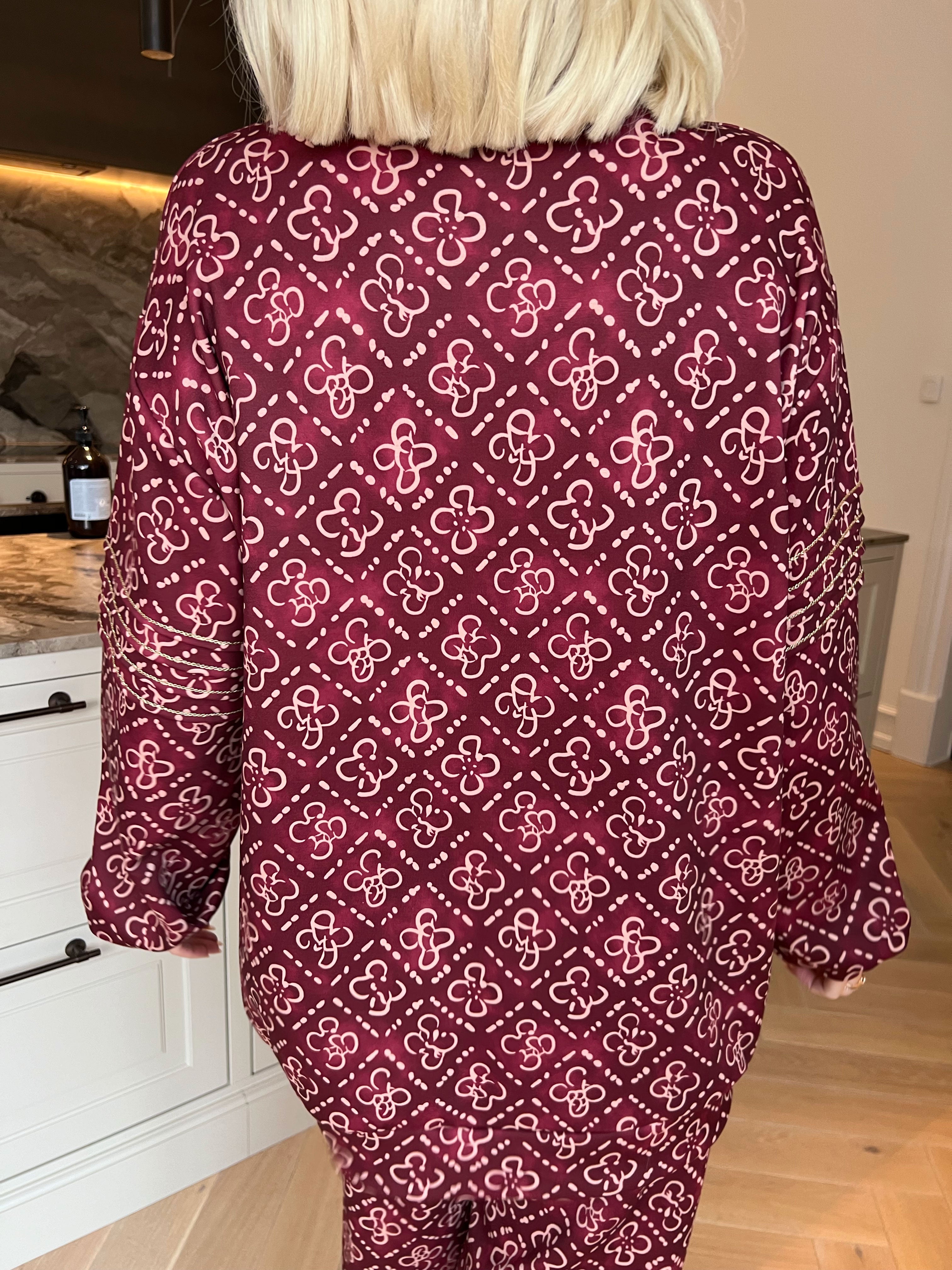 Dream Pattern - Plus size träningsoverall i viskos med trendigt mönster och gulddetaljer