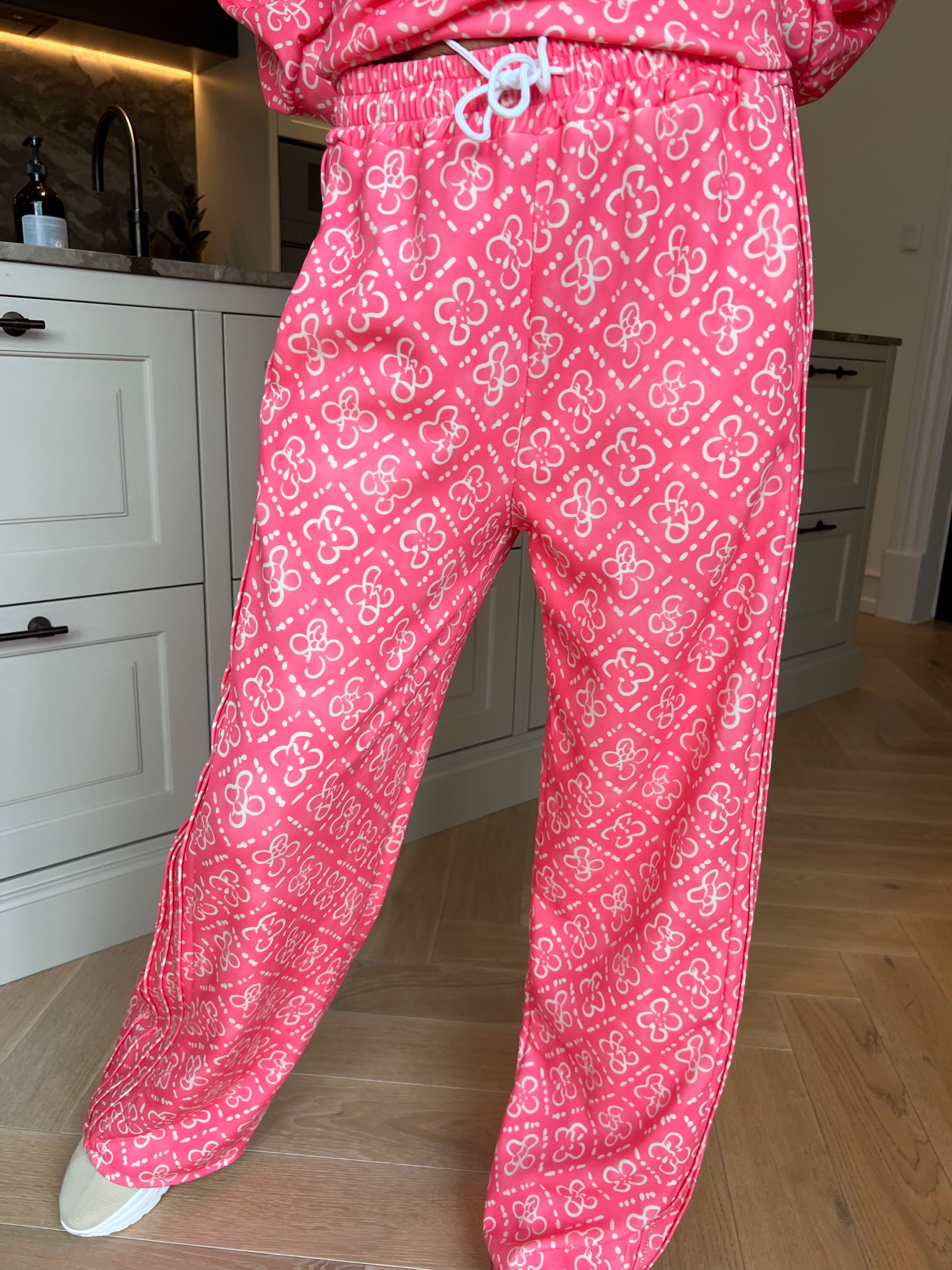 Dream Pattern - Plus size träningsoverall i viskos med trendigt mönster och gulddetaljer