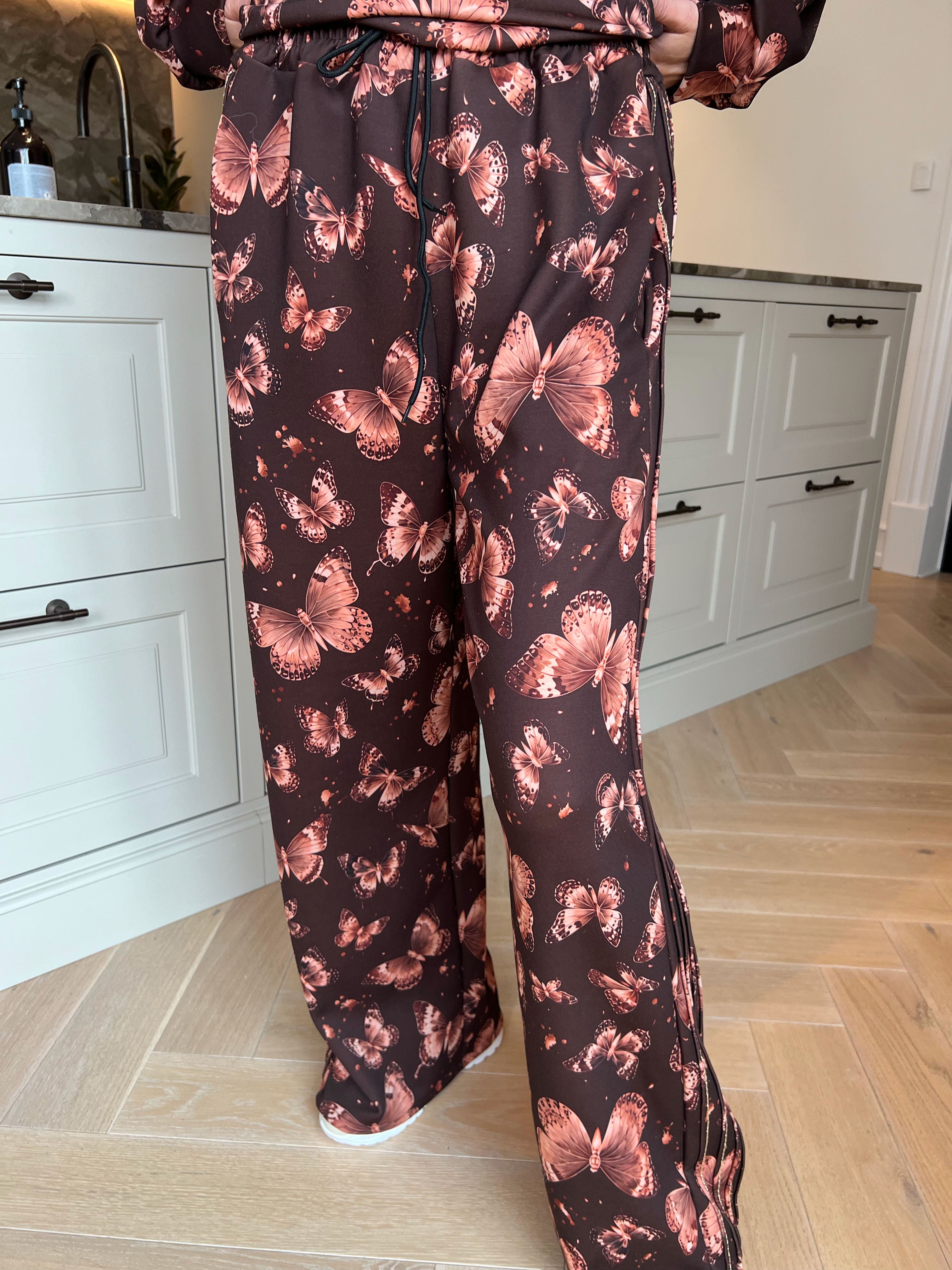 Dream Butterfly - Joggingställ i viskos med fjärilsmönster, gulddetaljer och ribbade kanter