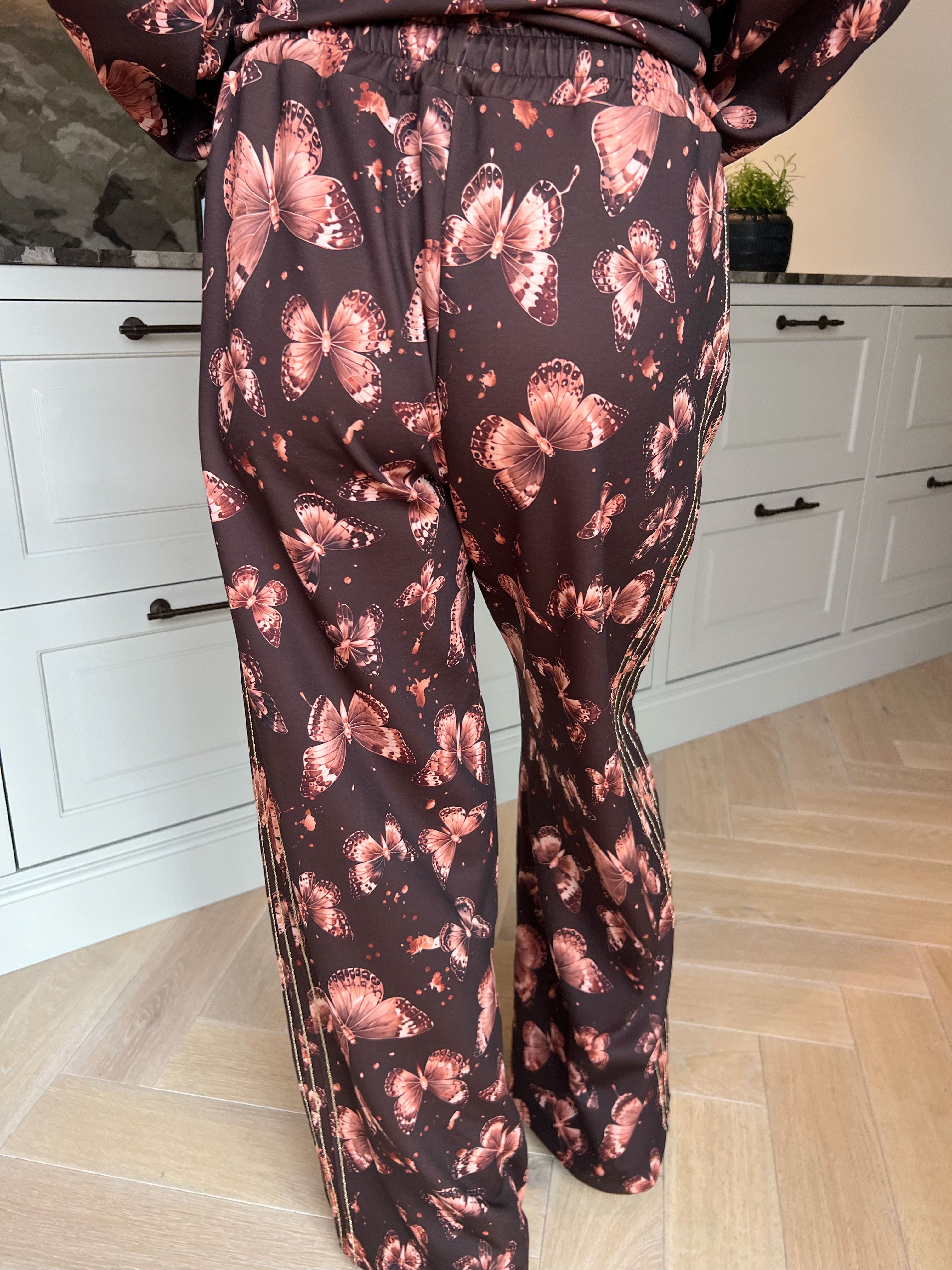 Dream Butterfly - Plus size joggingställ i viskos med fjärilsmönster och gulddetaljer