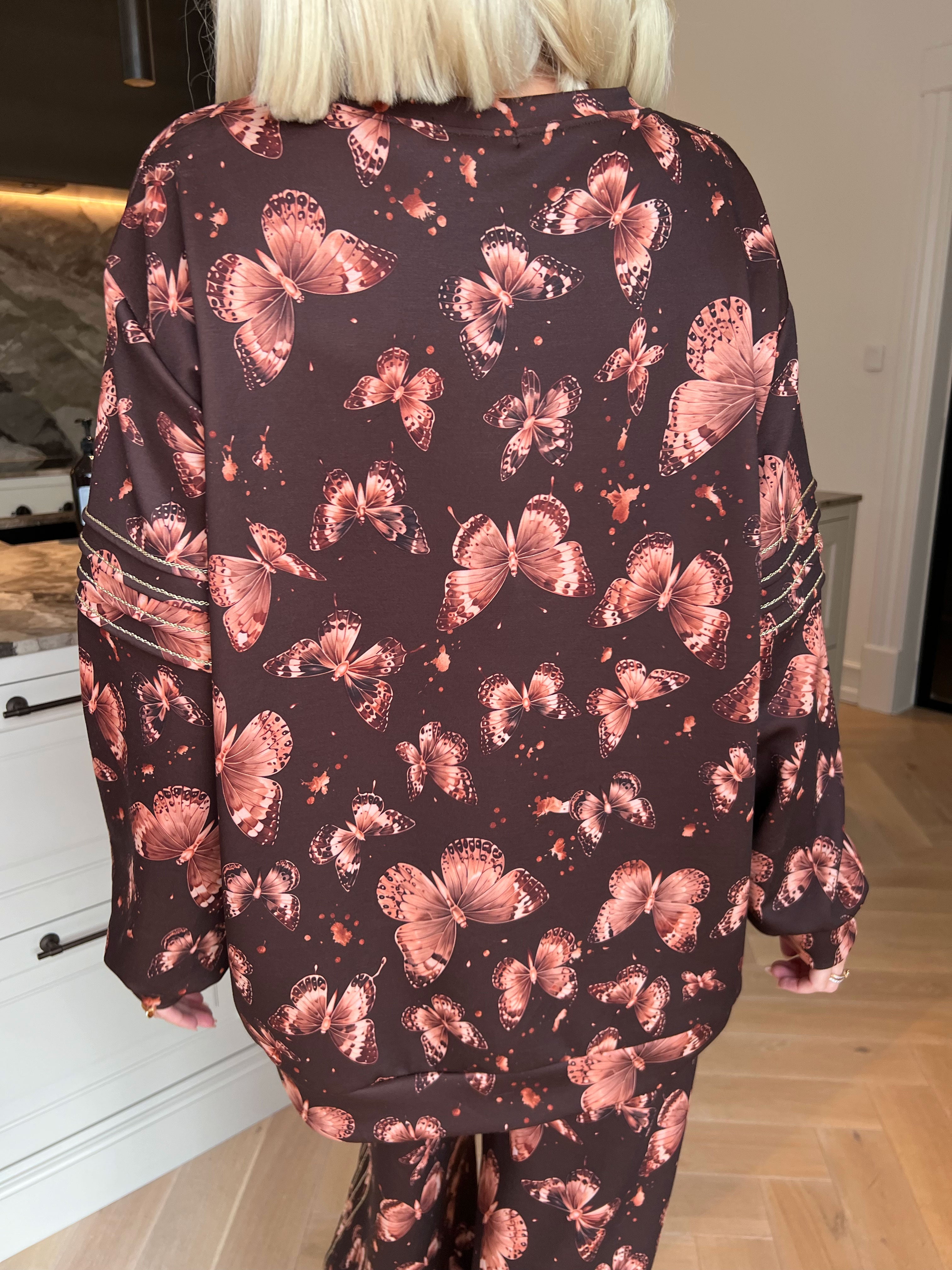 Dream Butterfly - Joggingställ i viskos med fjärilsmönster, gulddetaljer och ribbade kanter