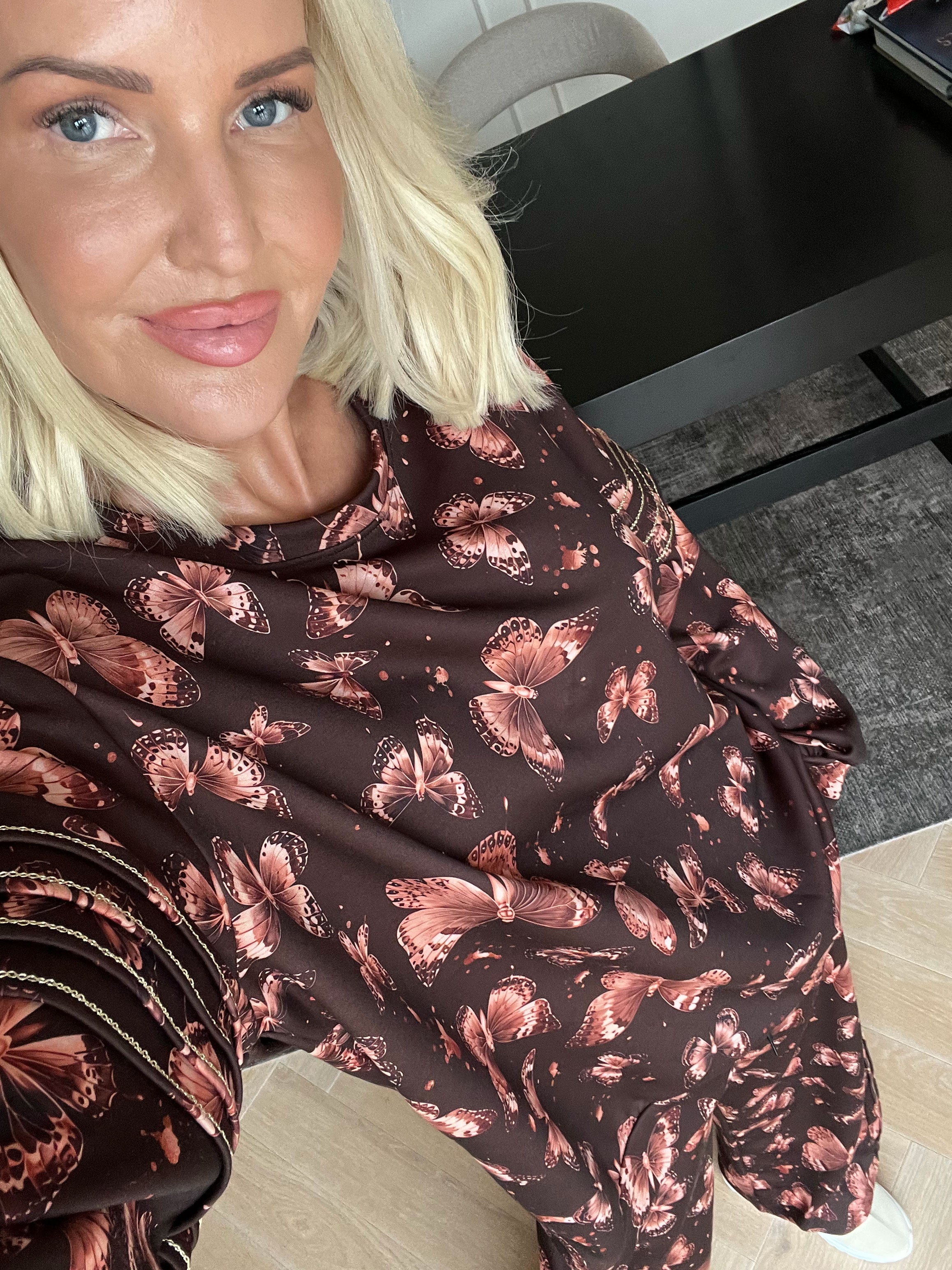 Dream Butterfly - Plus size joggingställ i viskos med fjärilsmönster och gulddetaljer