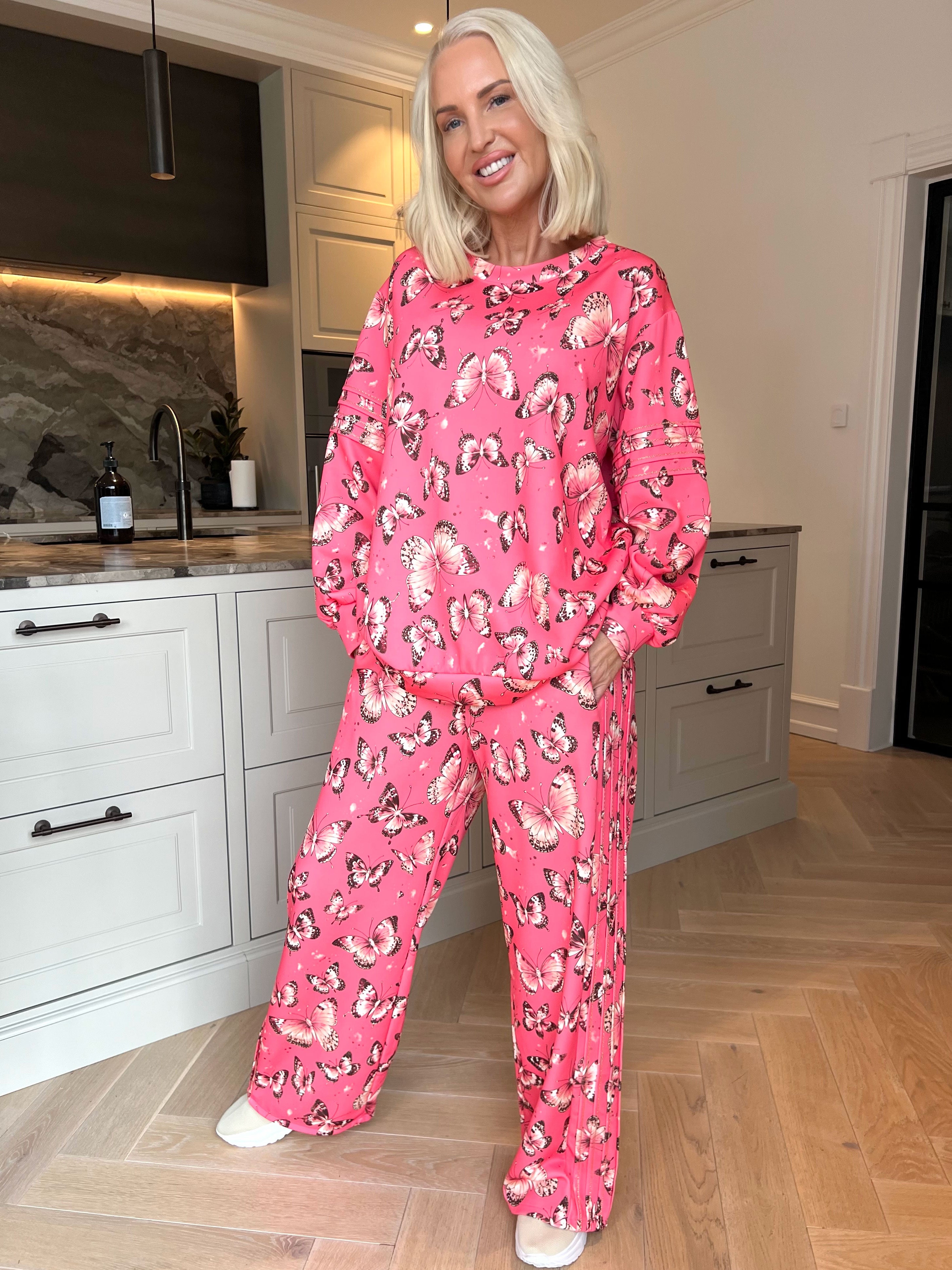 Dream Butterfly - Joggingställ i viskos med fjärilsmönster, gulddetaljer och ribbade kanter