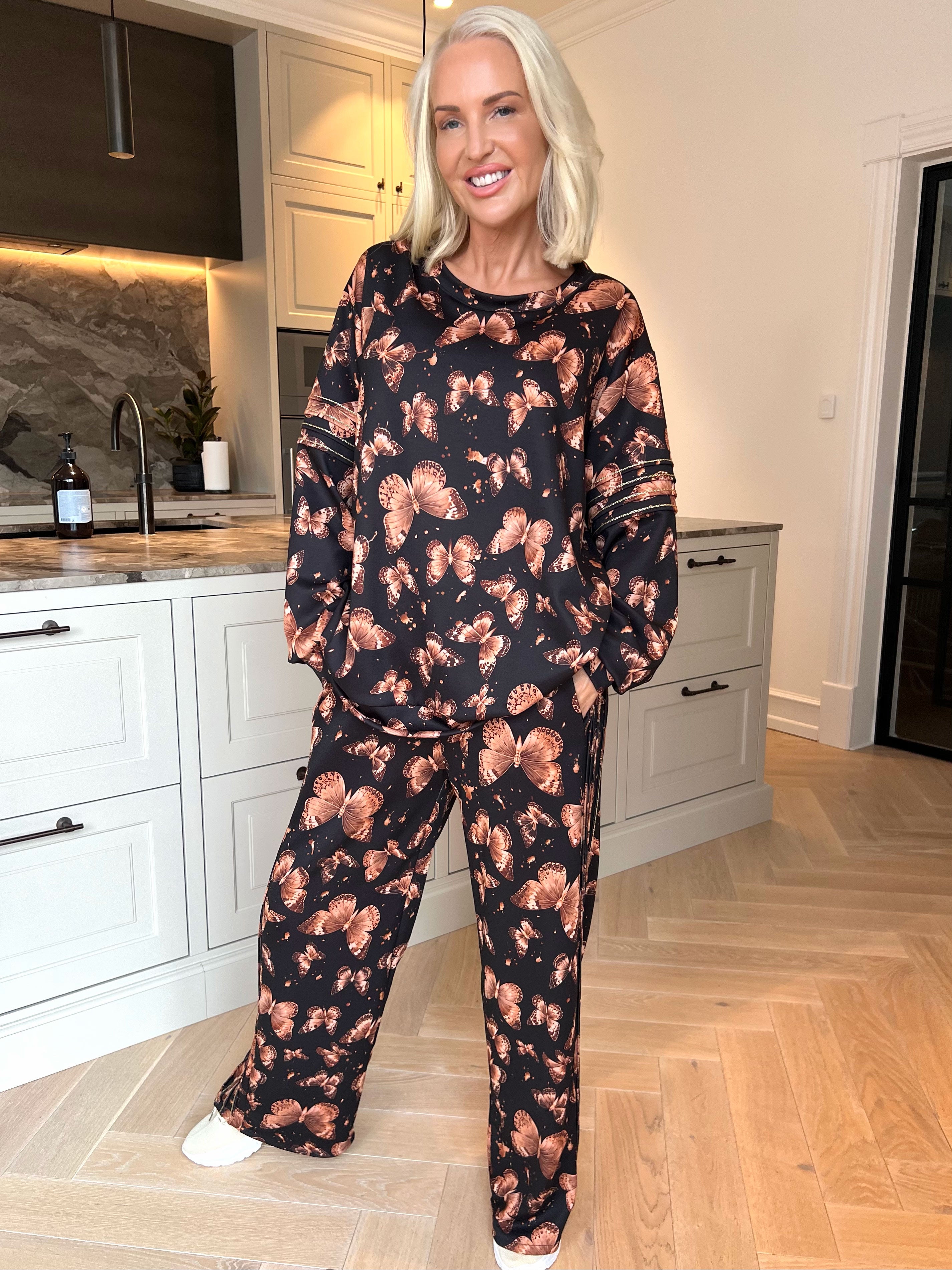 Dream Butterfly - Plus size joggingställ i viskos med fjärilsmönster och gulddetaljer