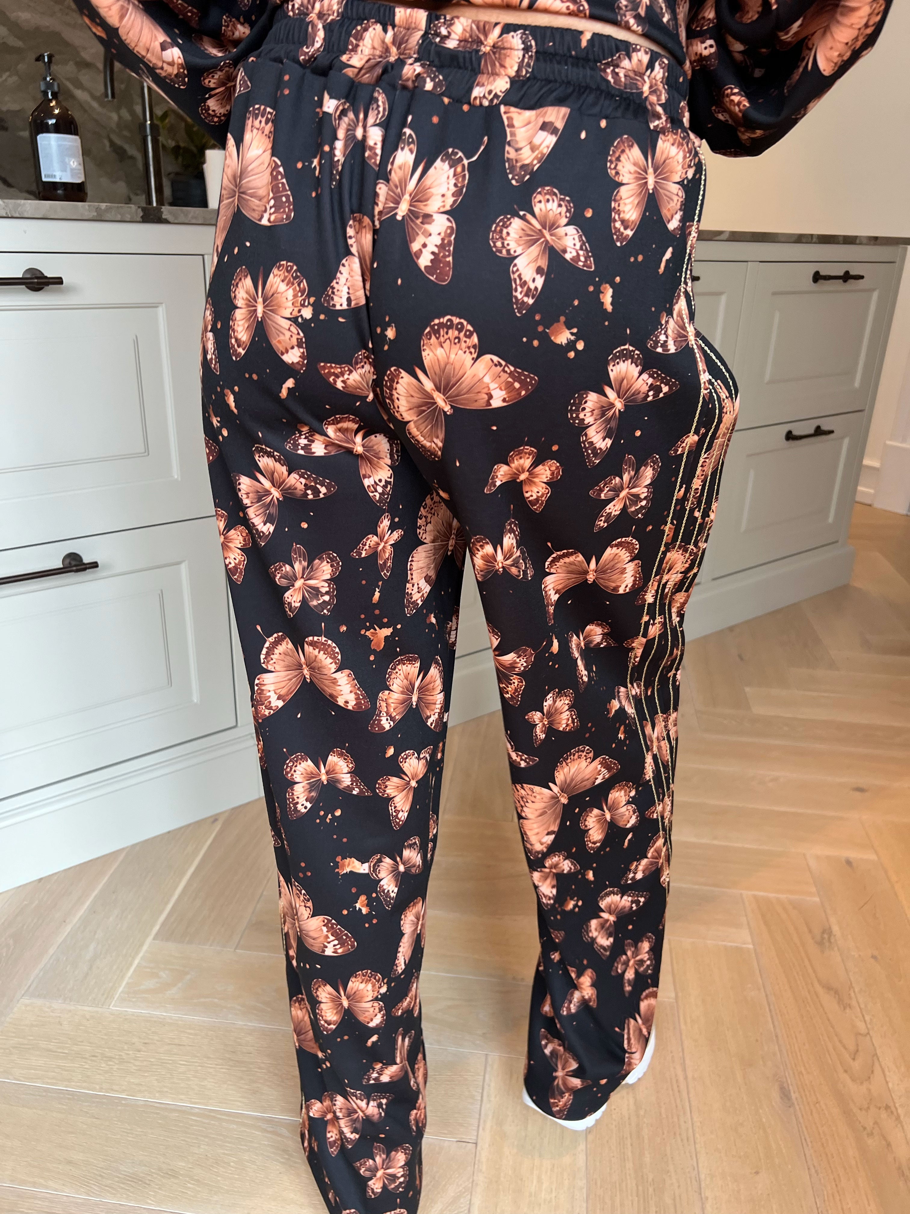Dream Butterfly - Joggingställ i viskos med fjärilsmönster, gulddetaljer och ribbade kanter