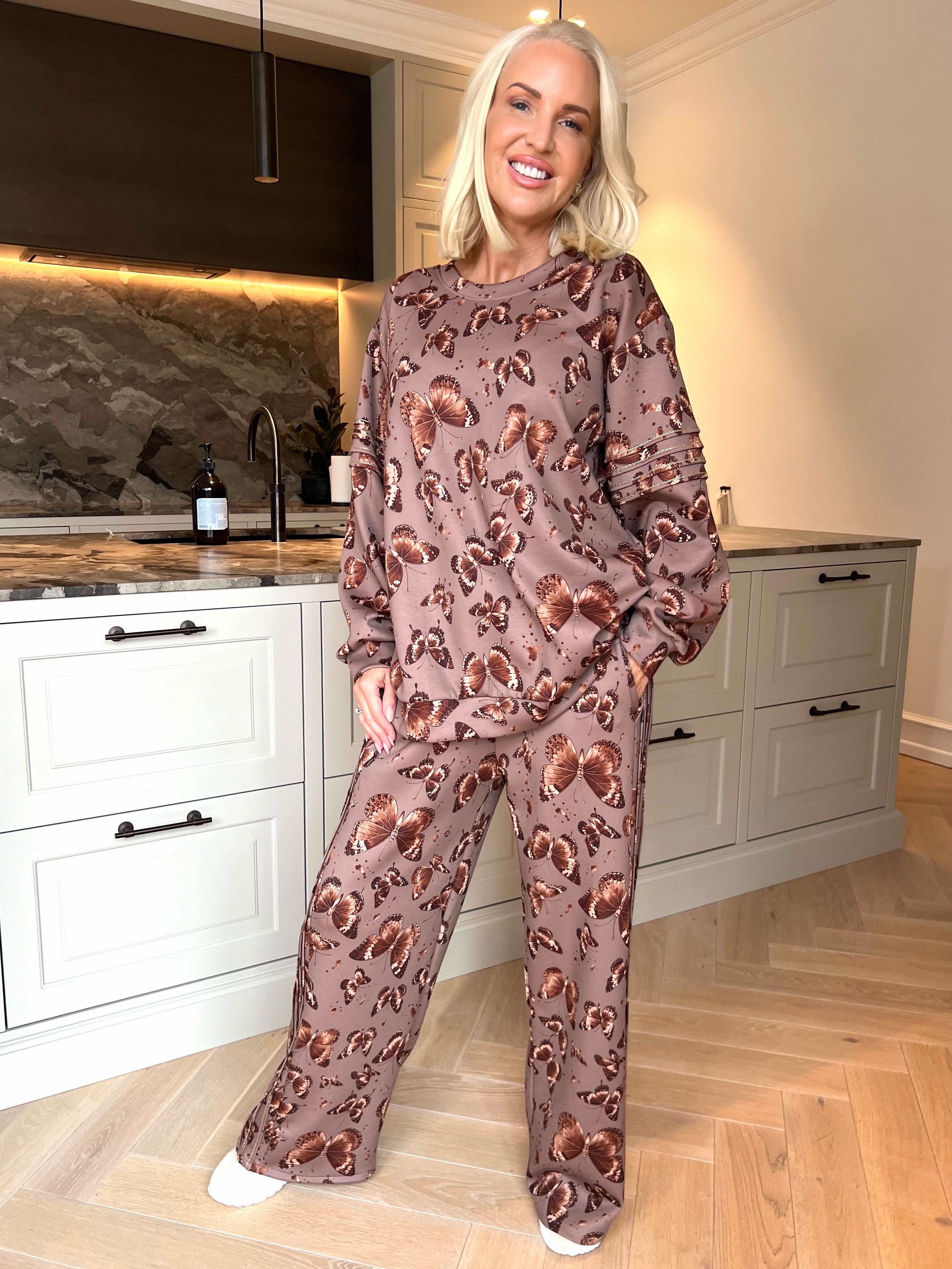 Dream Butterfly - Joggingställ i viskos med fjärilsmönster, gulddetaljer och ribbade kanter
