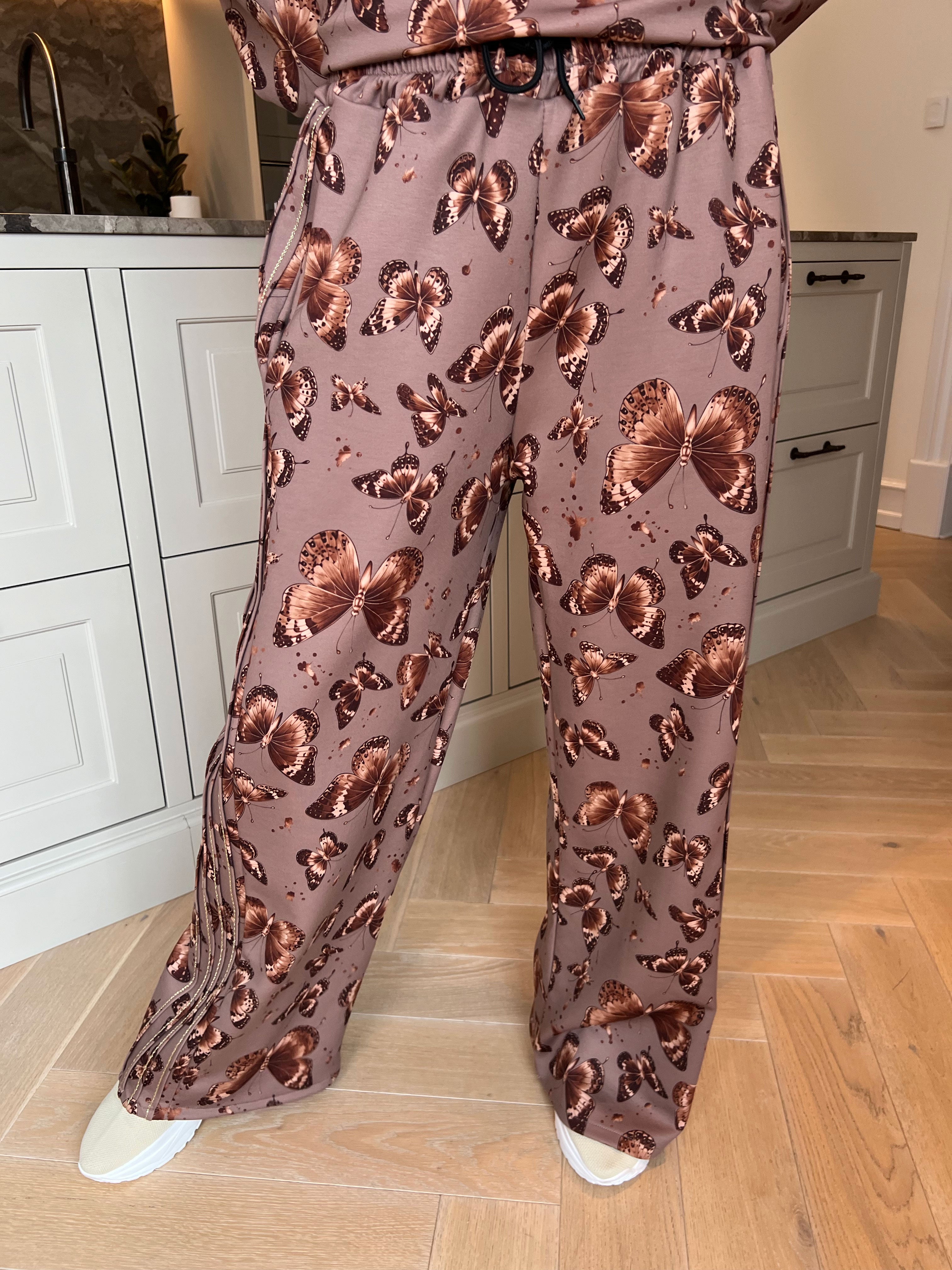 Dream Butterfly - Plus size joggingställ i viskos med fjärilsmönster och gulddetaljer