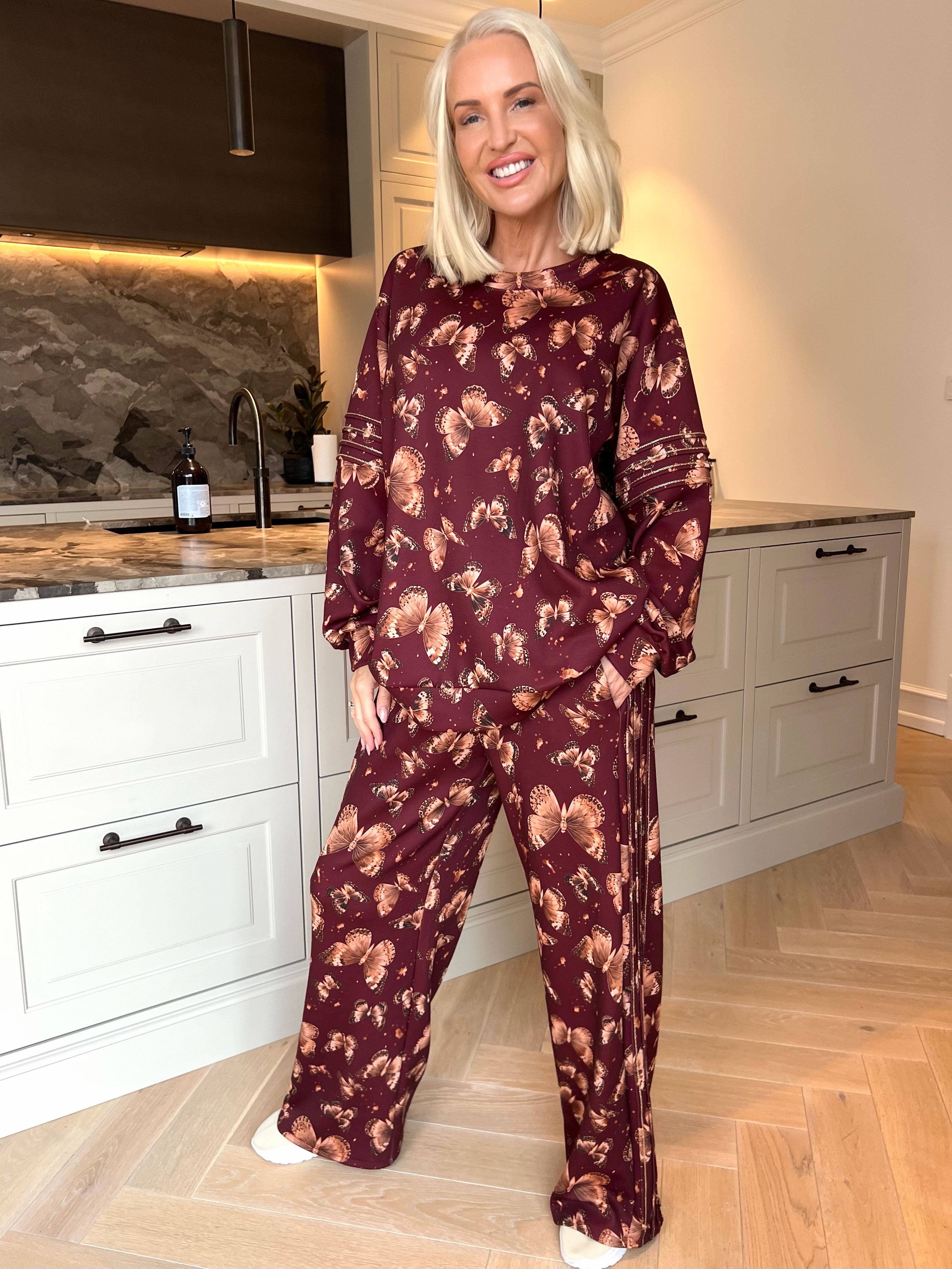 Dream Butterfly - Joggingställ i viskos med fjärilsmönster, gulddetaljer och ribbade kanter