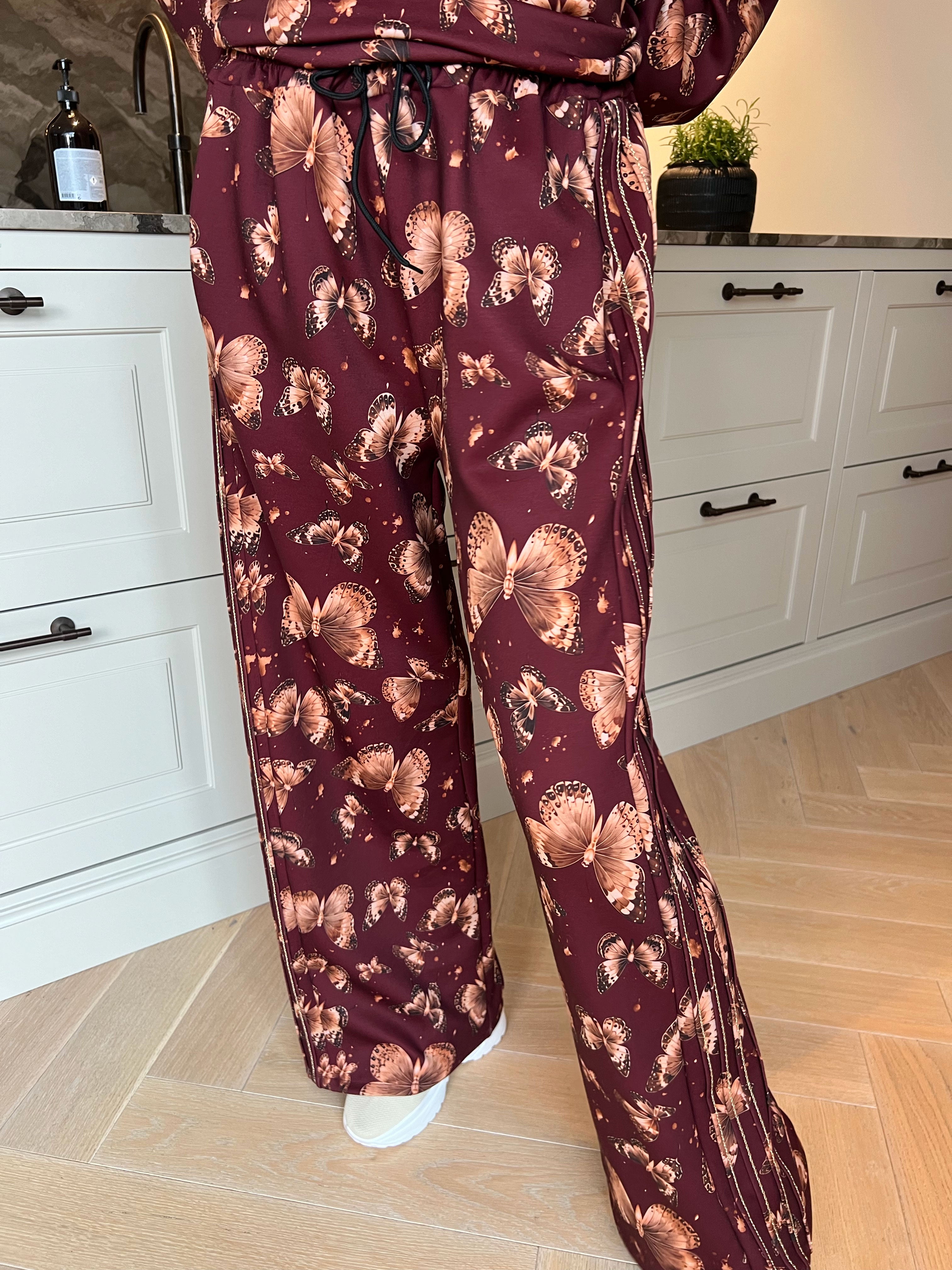 Dream Butterfly - Plus size joggingställ i viskos med fjärilsmönster och gulddetaljer