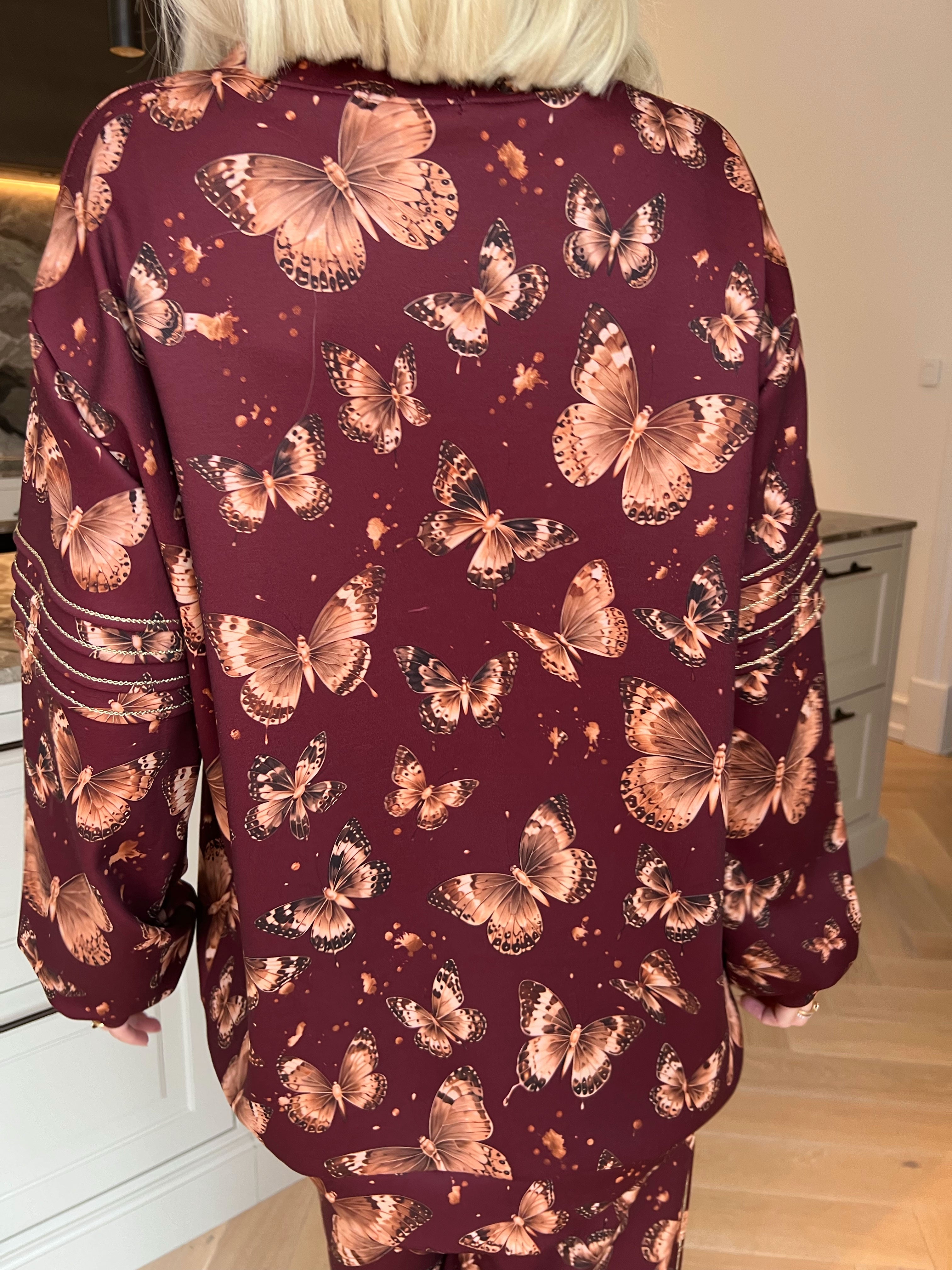 Dream Butterfly - Joggingställ i viskos med fjärilsmönster, gulddetaljer och ribbade kanter