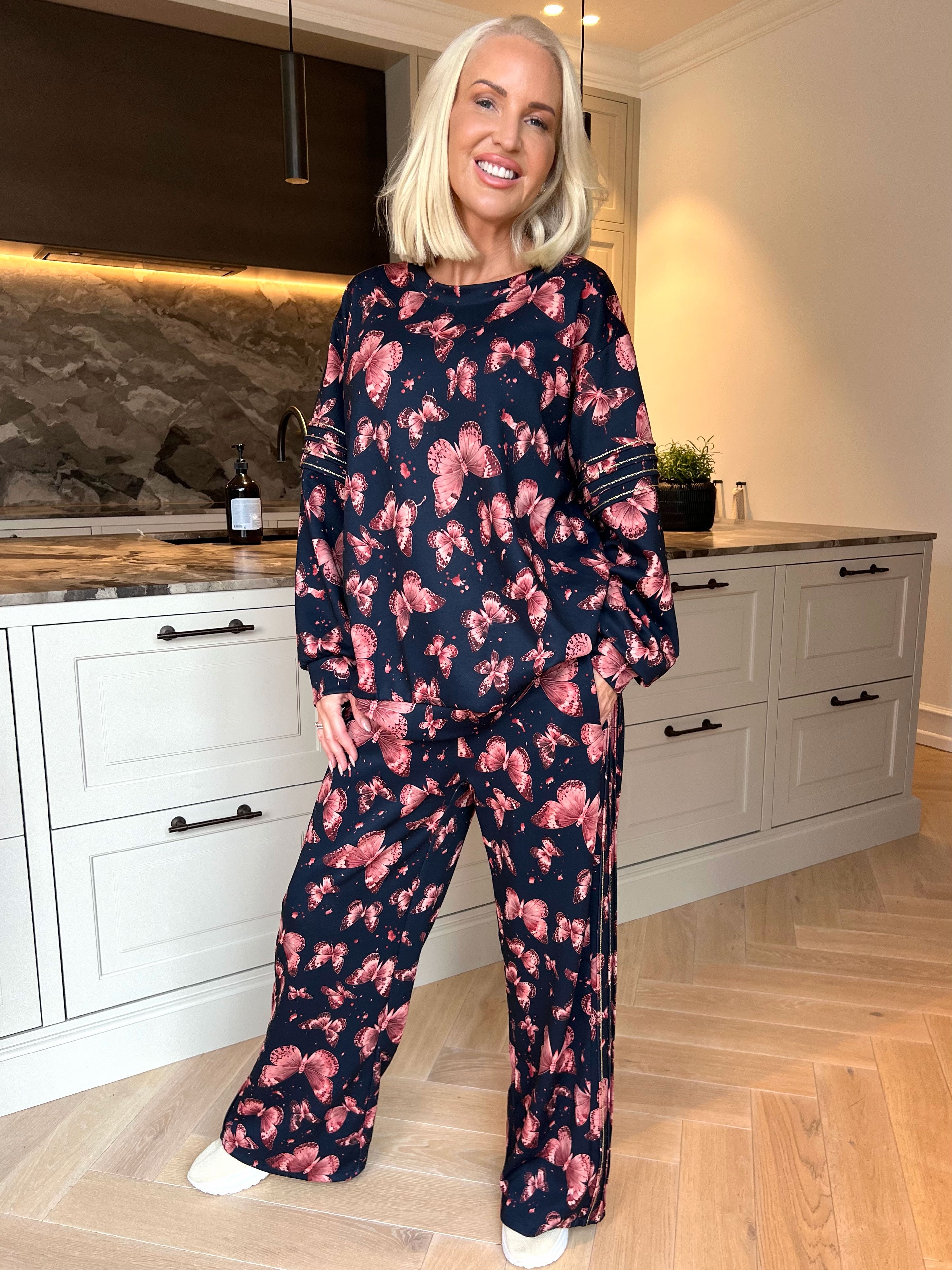 Dream Butterfly - Plus size joggingställ i viskos med fjärilsmönster och gulddetaljer