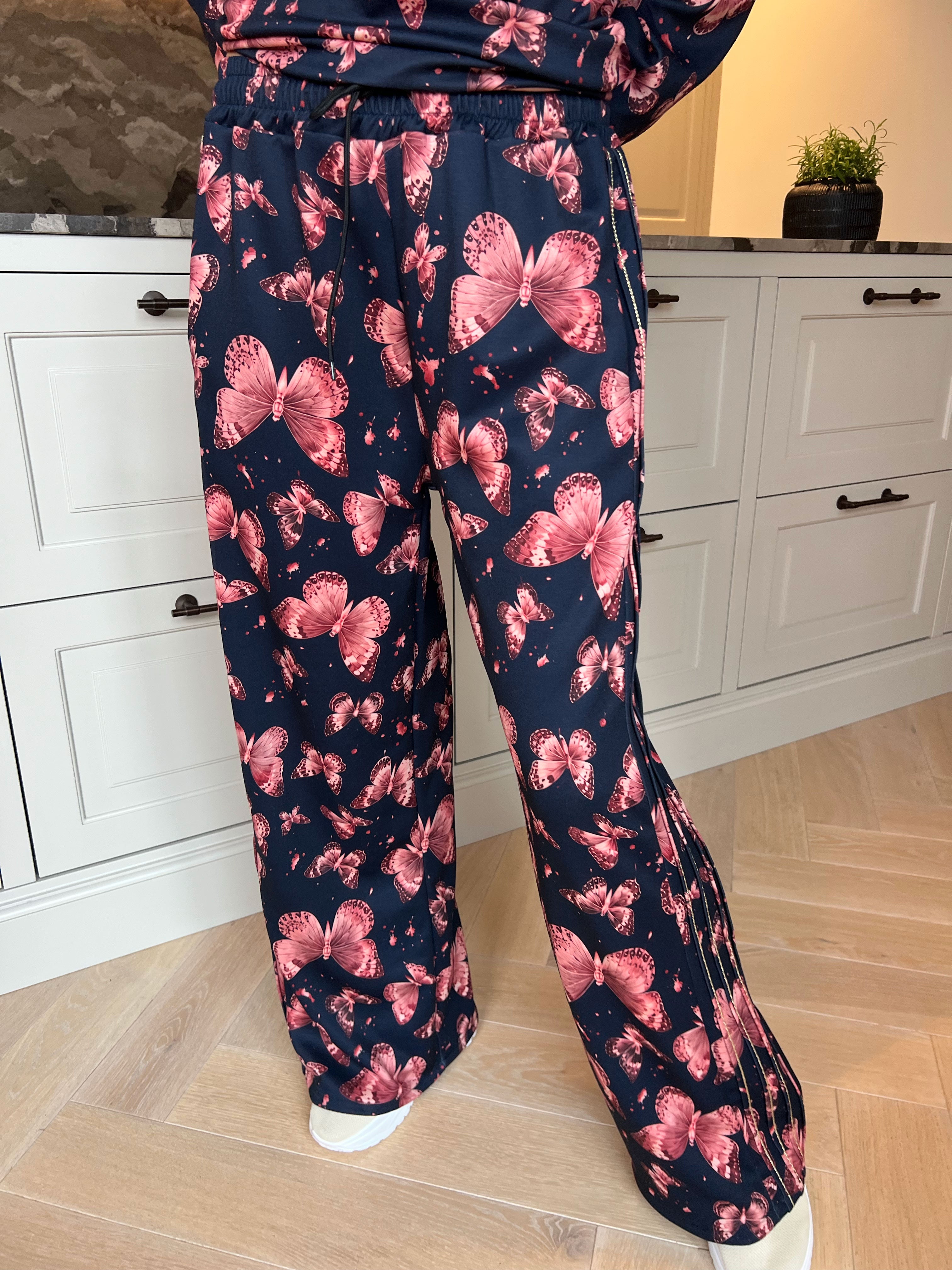 Dream Butterfly - Joggingställ i viskos med fjärilsmönster, gulddetaljer och ribbade kanter