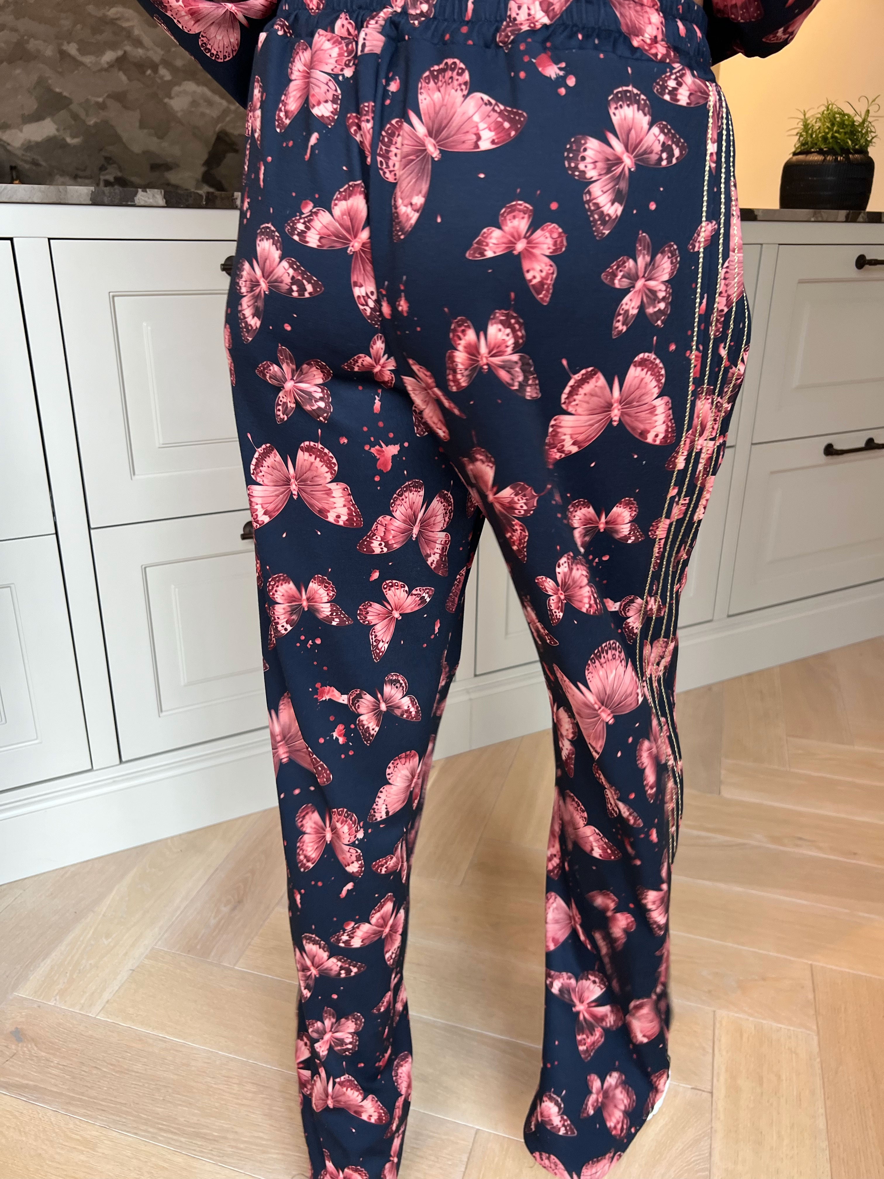 Dream Butterfly - Joggingställ i viskos med fjärilsmönster, gulddetaljer och ribbade kanter