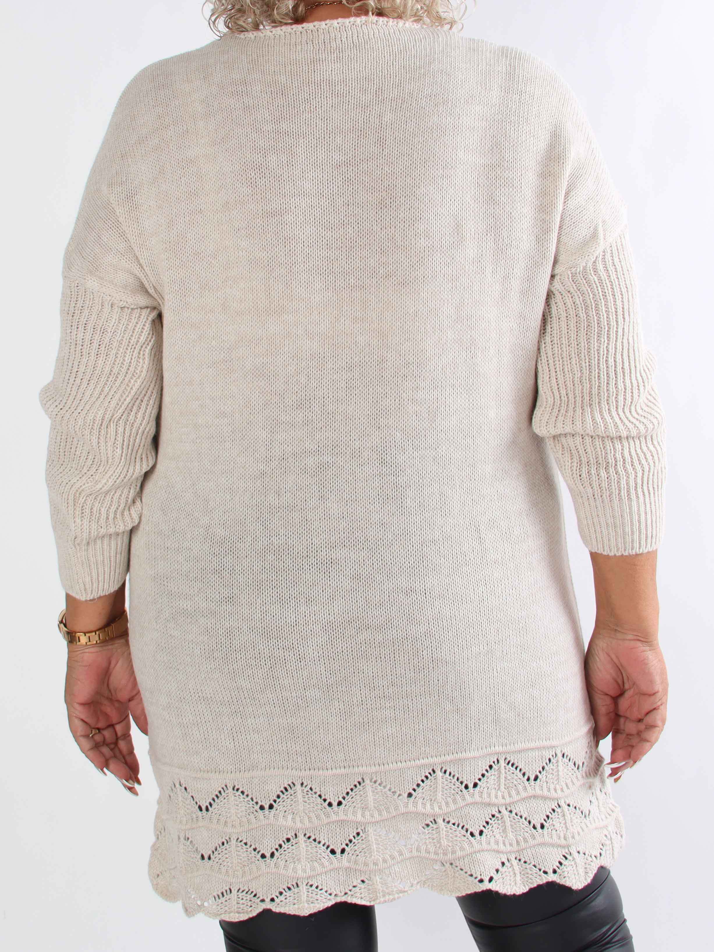 Rebeca Gold - Stickad plus size blus med VOGUE och mönster nedtill