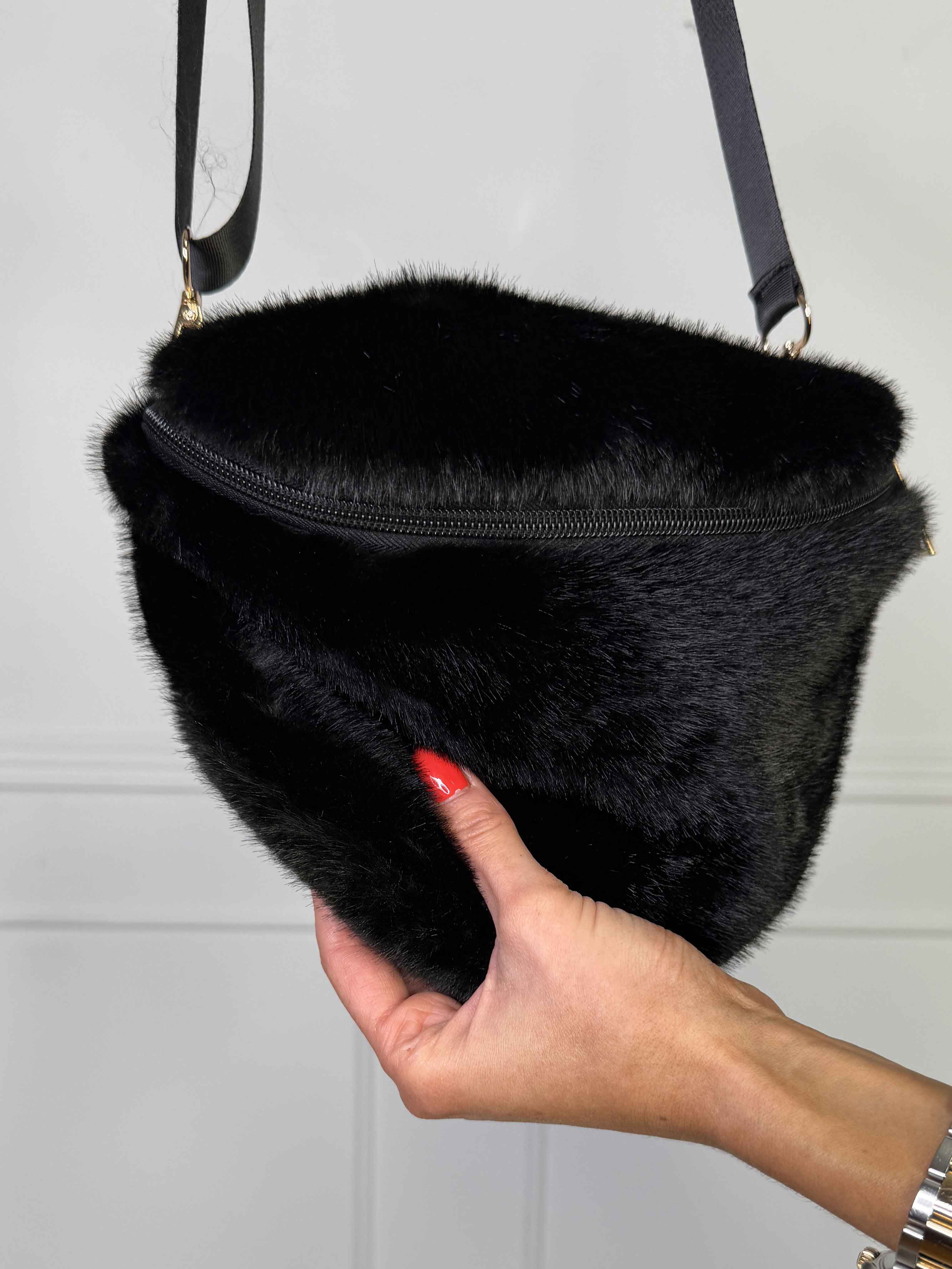 Dulce - Bæltetaske i blød faux fur