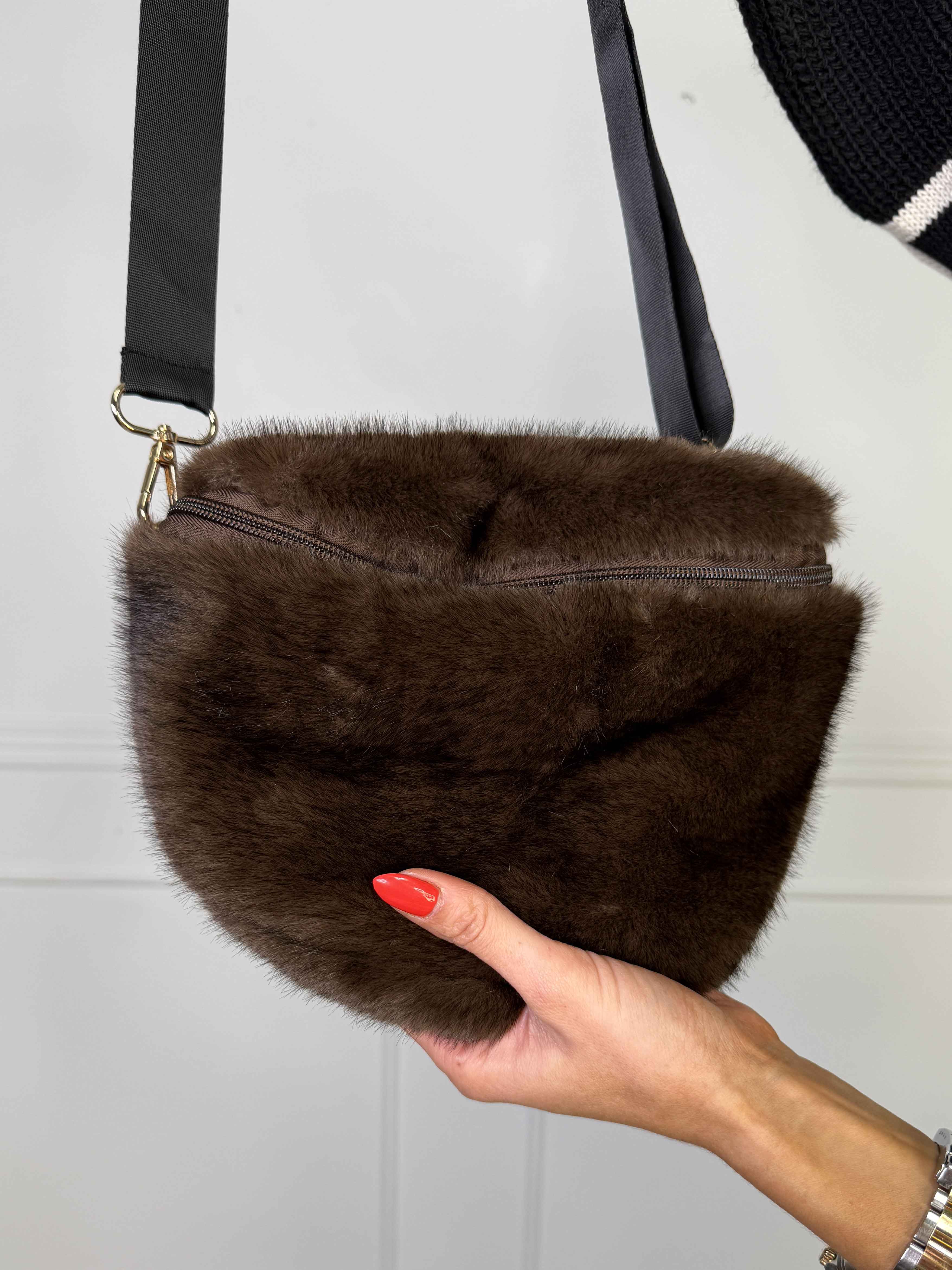 Dulce - Bæltetaske i blød faux fur