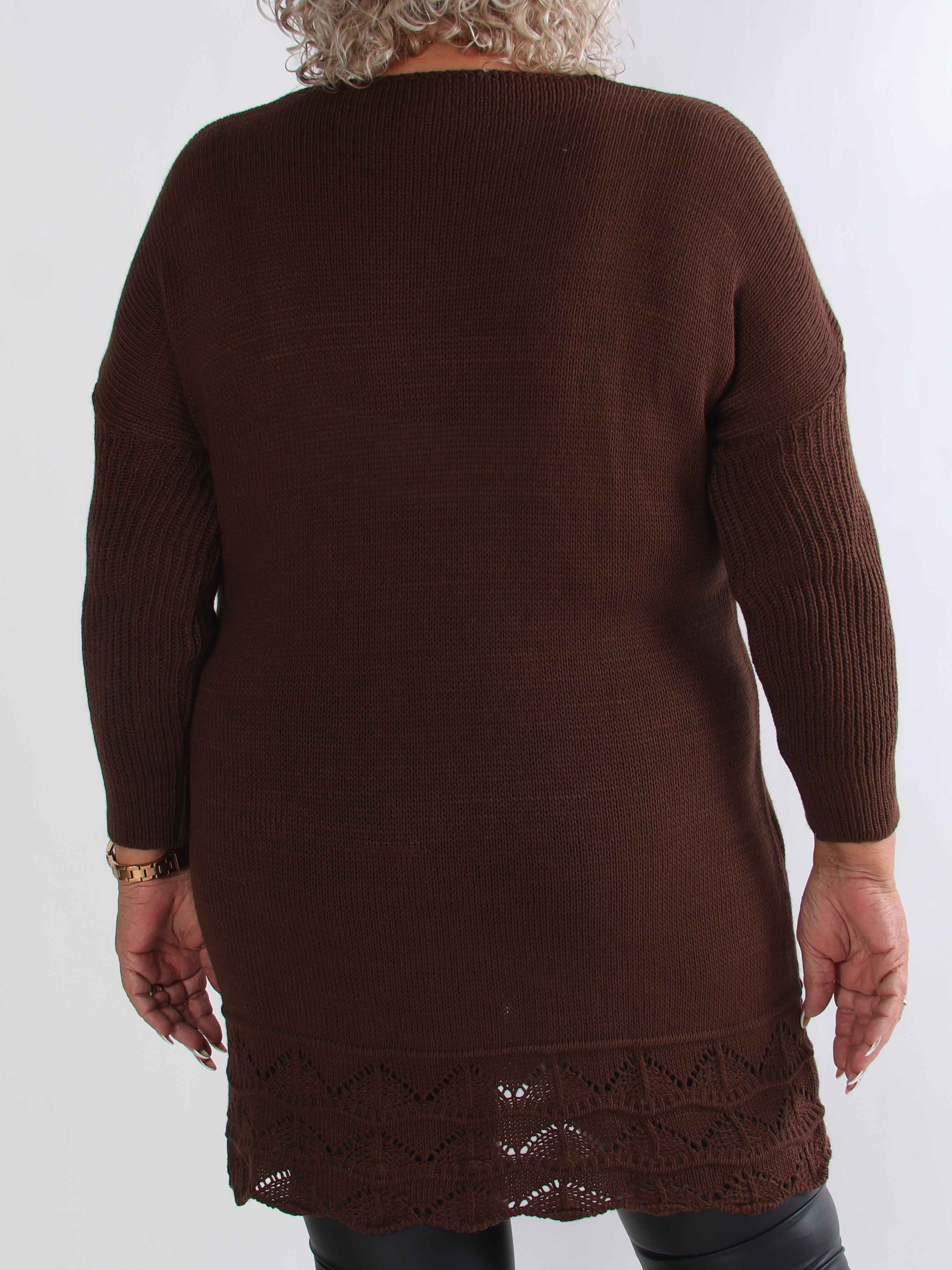 Rebeca Gold - Stickad plus size blus med VOGUE och mönster nedtill