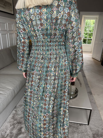 Pams Mosaic Midi L/S - Elastisk klänning i skrynkelfritt tyg med långa ärmar