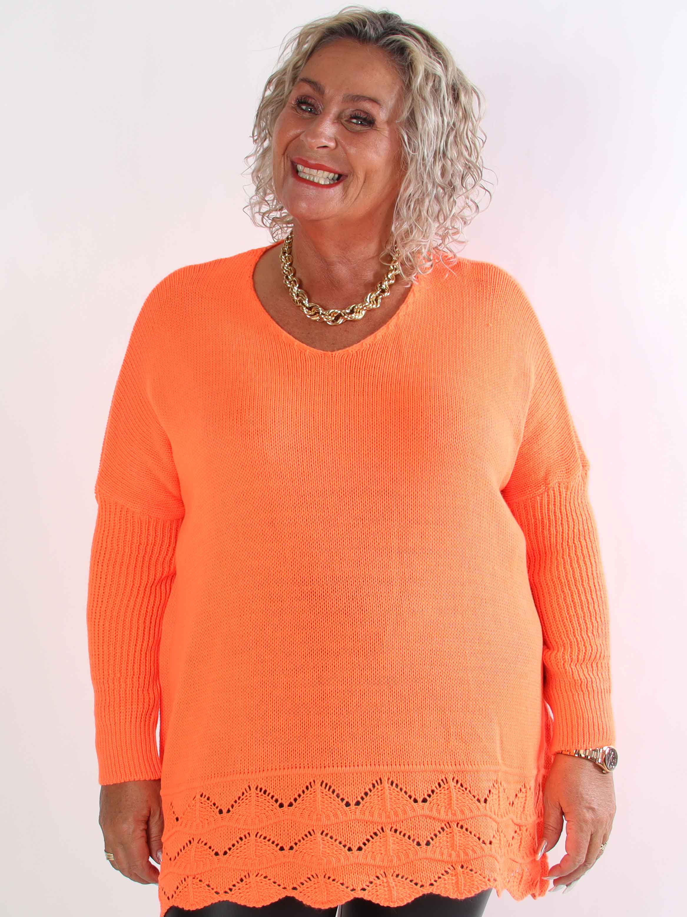 Rebeca - Enfärgad stickad plus size blus med mönster nedtill