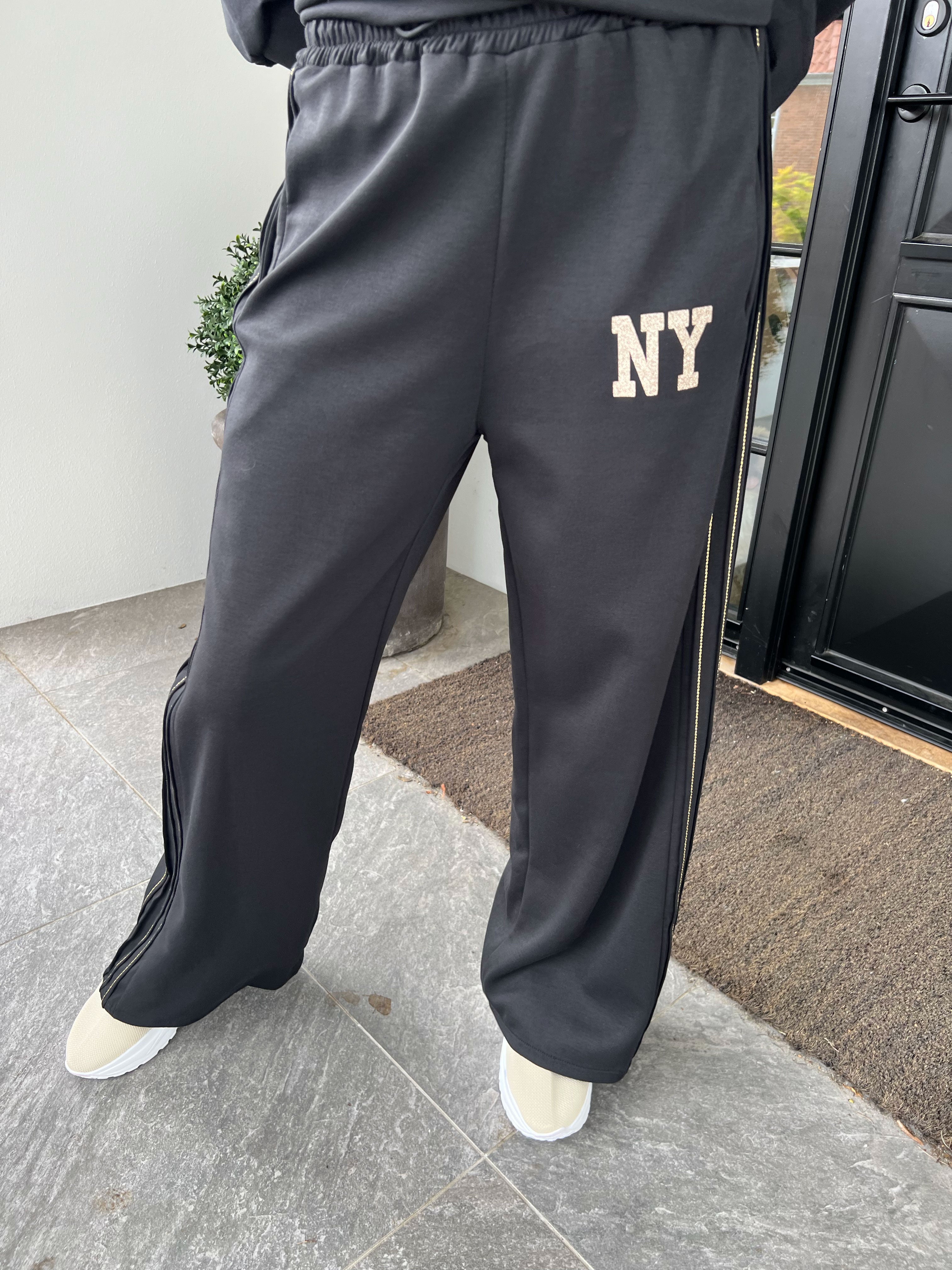 Dream NY – Plus size träningsoverall i viskos med glittrig ”NEW YORK”-text på framsidan