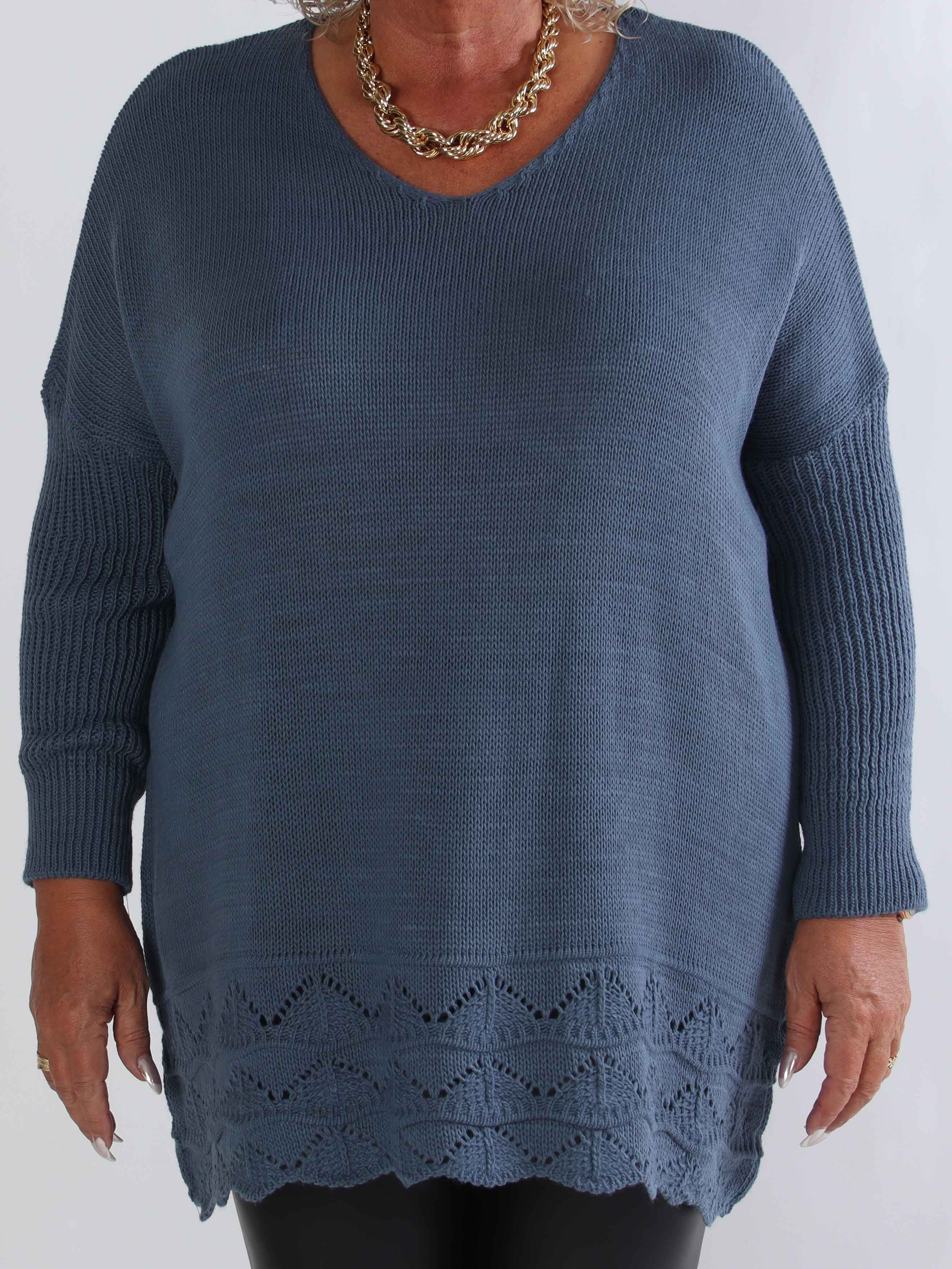 Rebeca - Enfärgad stickad plus size blus med mönster nedtill