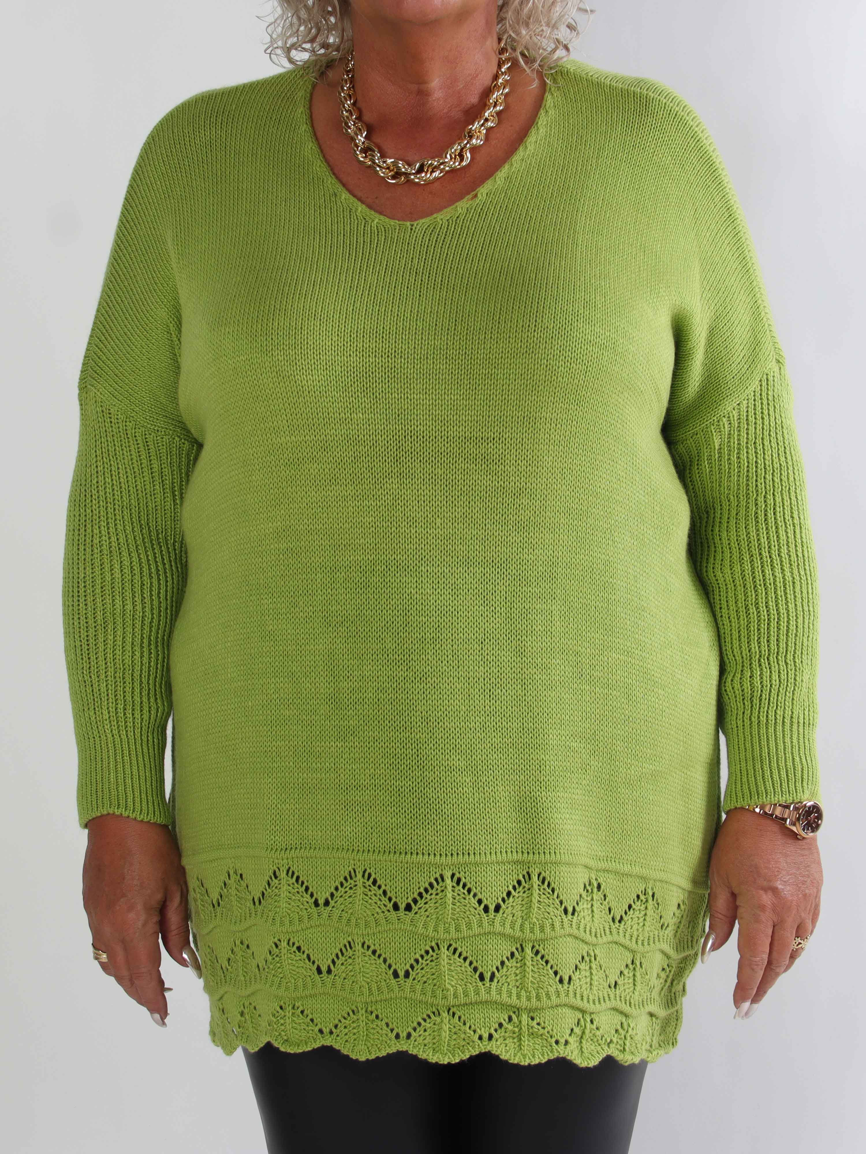 Rebeca - Enfärgad stickad plus size blus med mönster nedtill