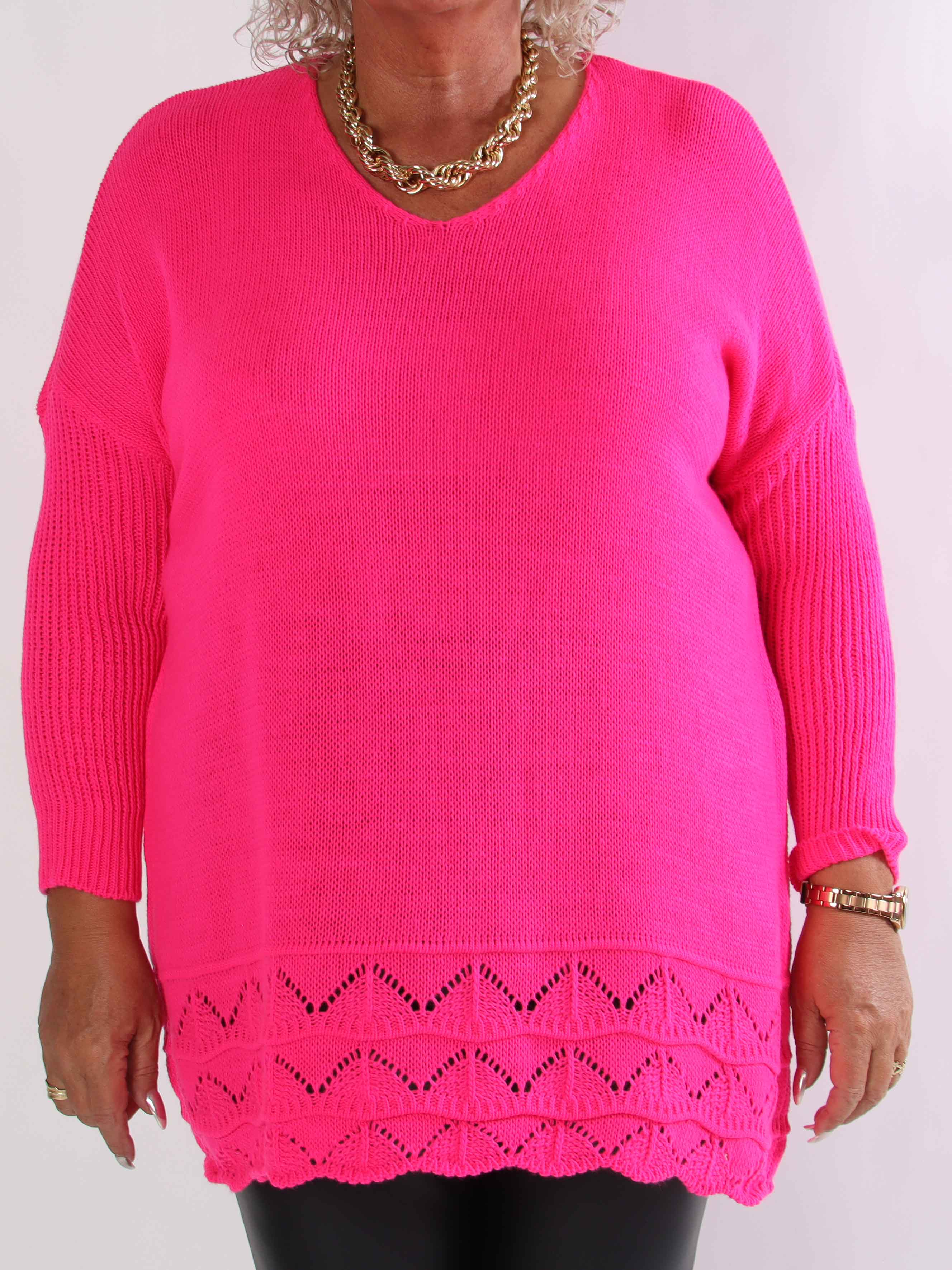 Rebeca - Enfärgad stickad plus size blus med mönster nedtill