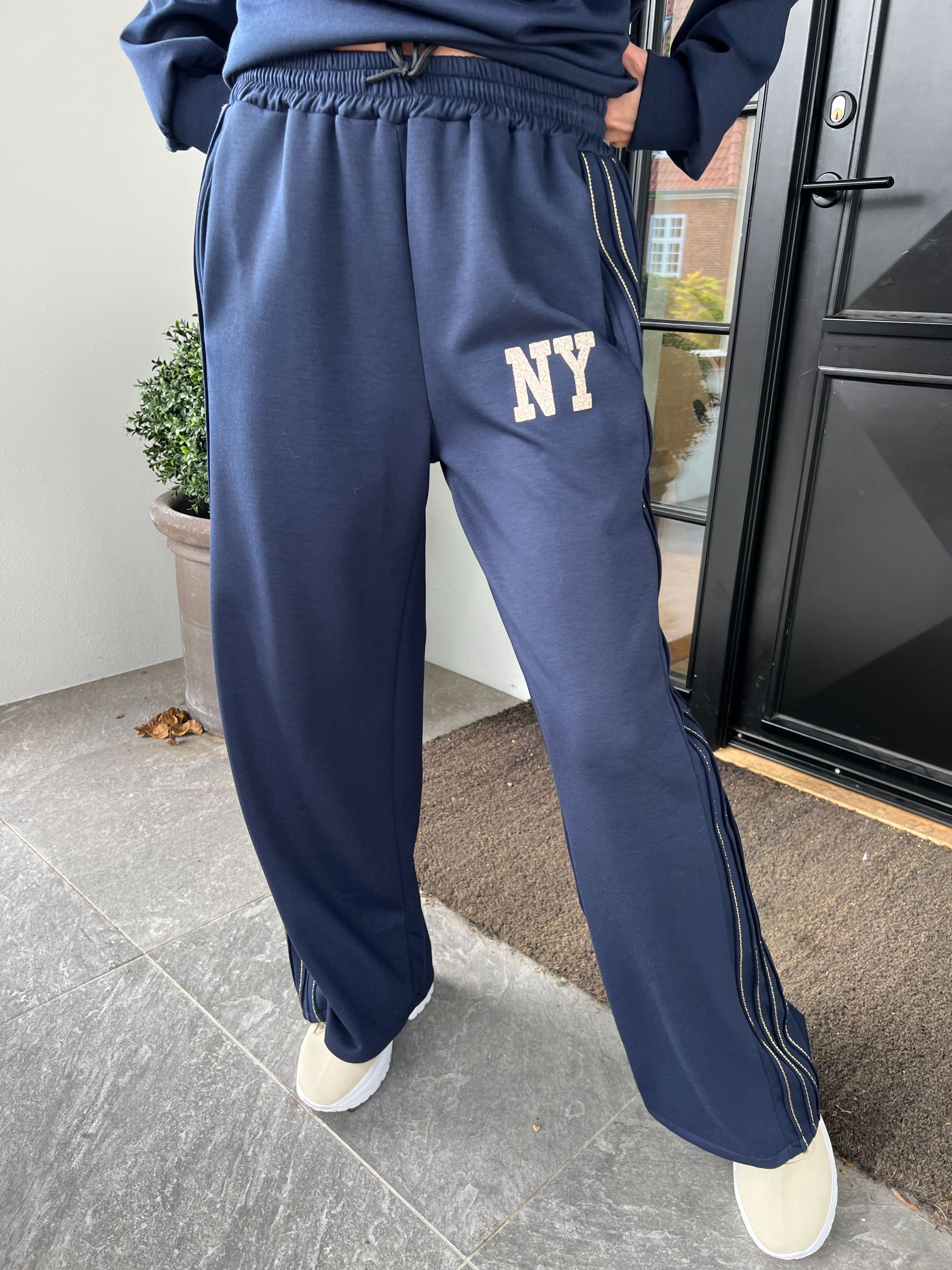 Dream NY – Plus size träningsoverall i viskos med glittrig ”NEW YORK”-text på framsidan