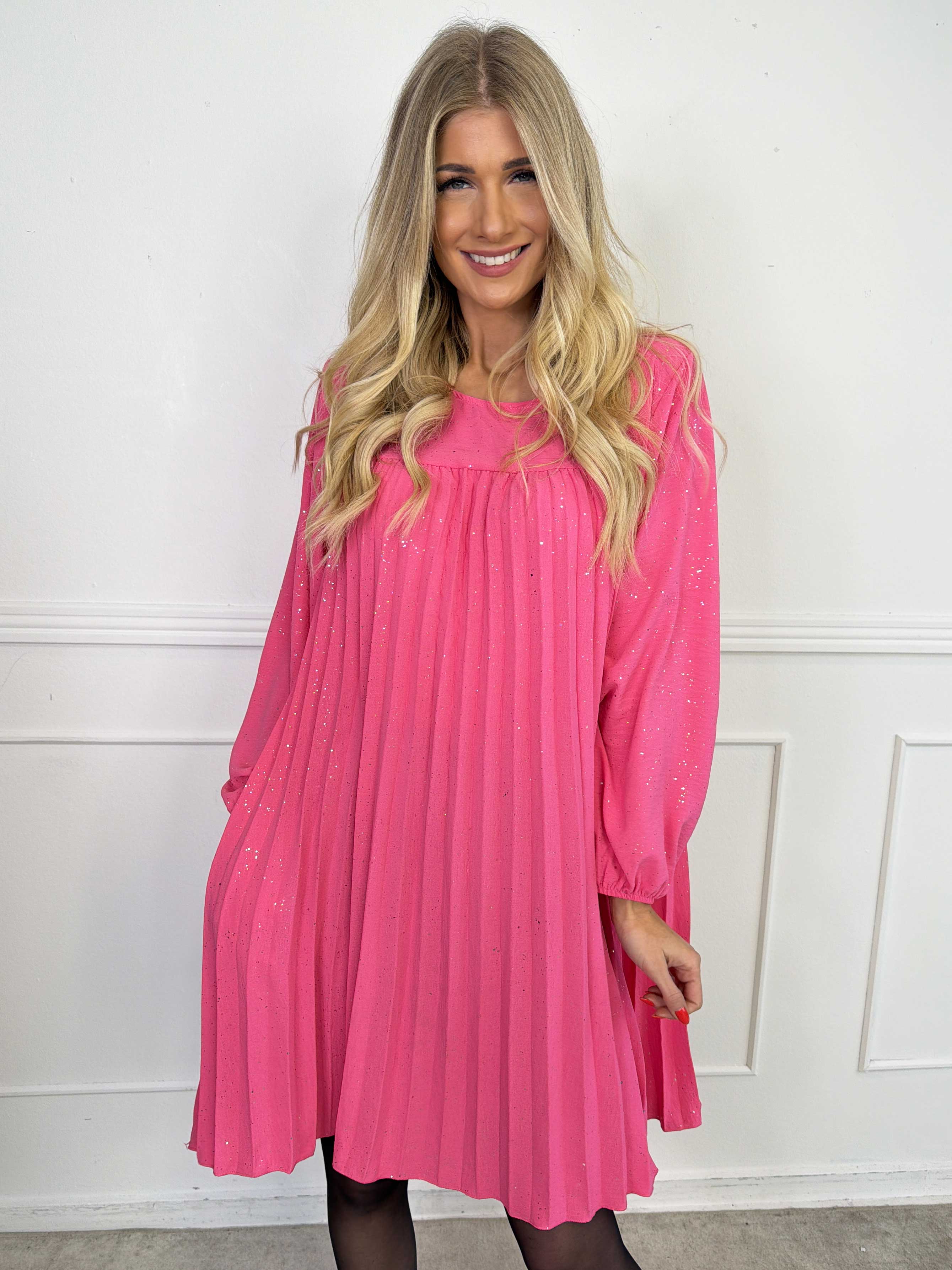 Nancy Glitter Short L/S - Plisserad klänning med fickor och glitter