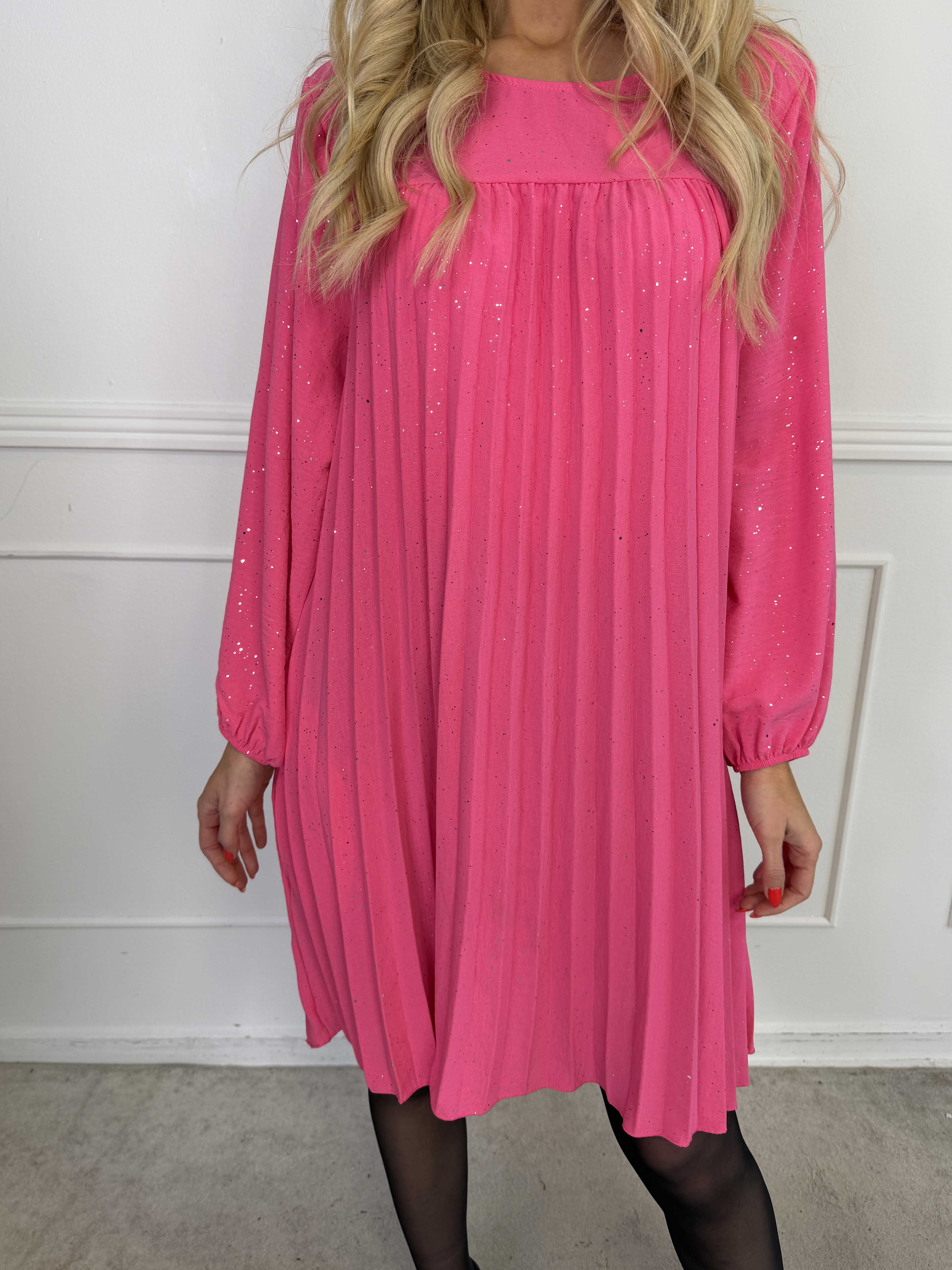 Nancy Glitter Short L/S - Plisserad klänning med fickor och glitter