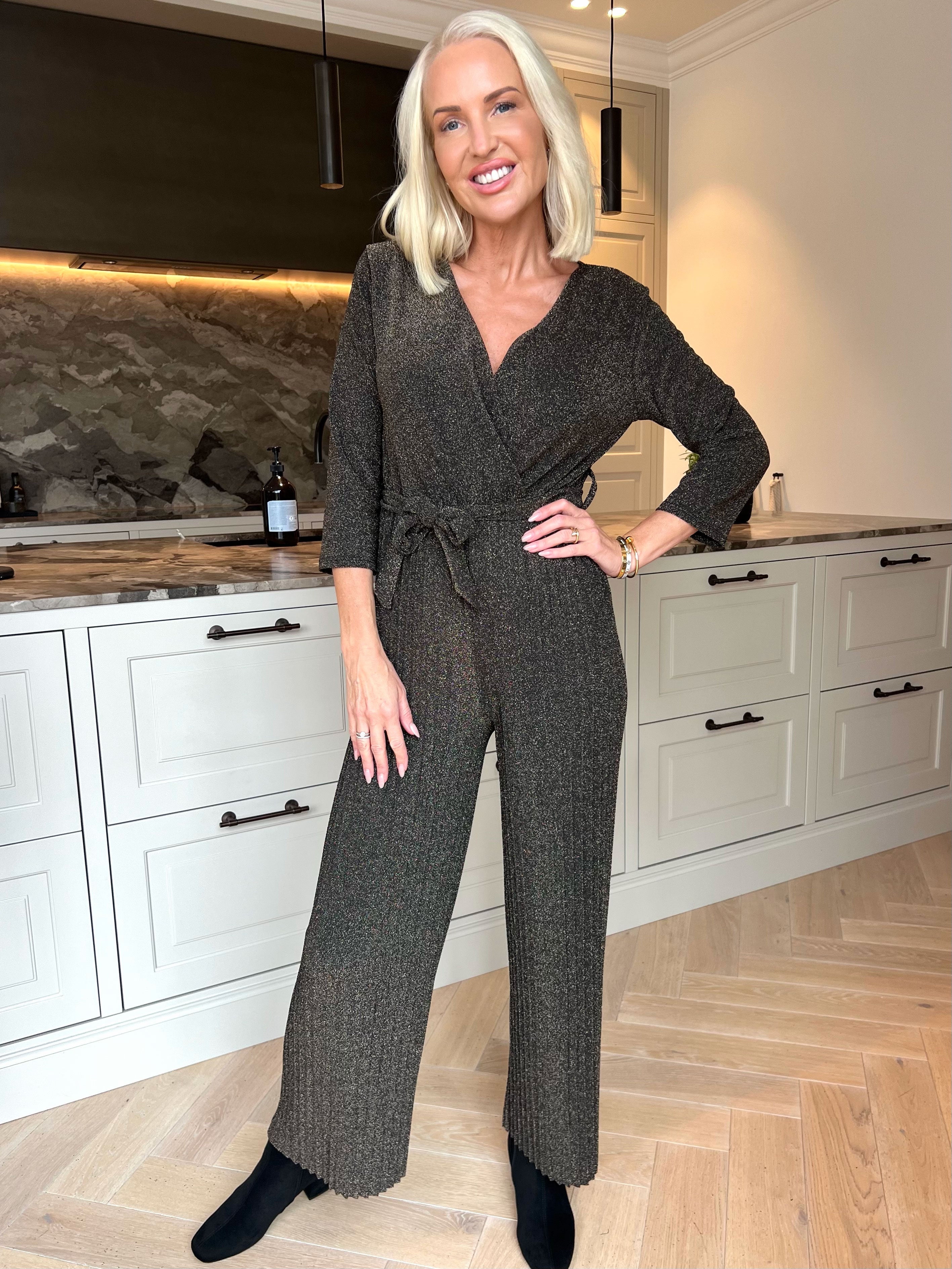 Nina - Plisserad jumpsuit med fina glittertrådar och knytband i midjan