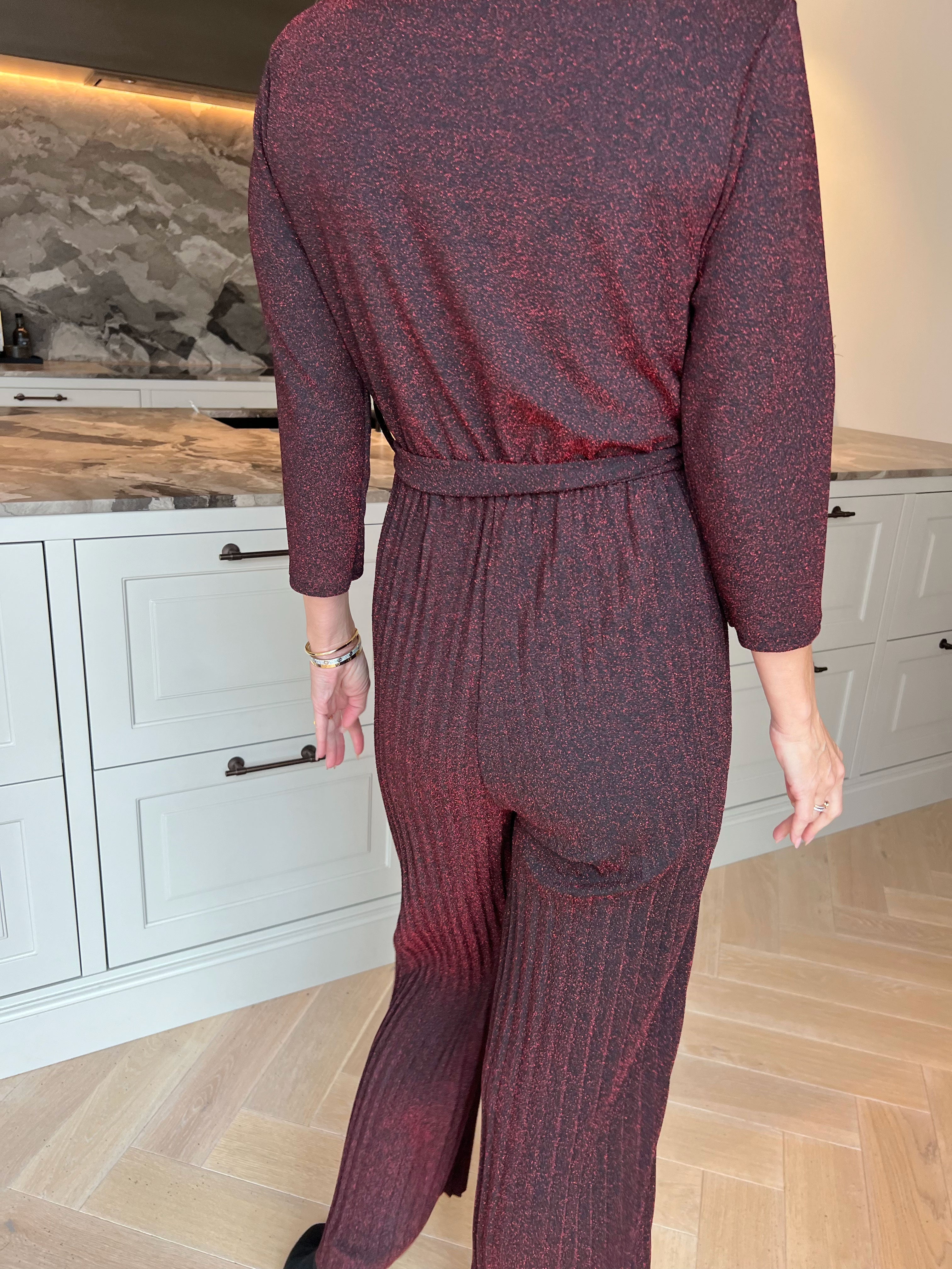 Nina - Plisserad jumpsuit med fina glittertrådar och knytband i midjan