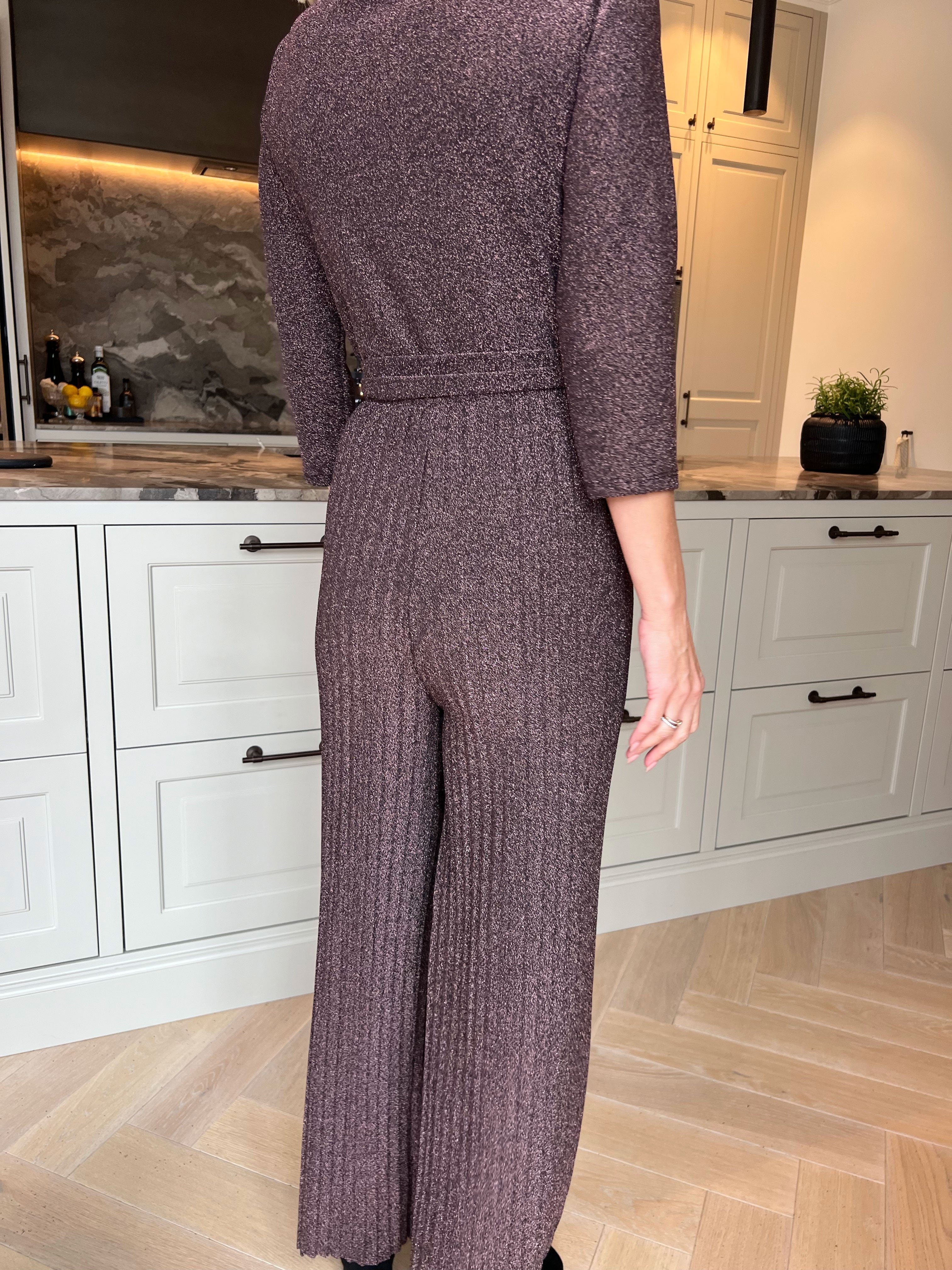 Nina - Plisserad jumpsuit med fina glittertrådar och knytband i midjan
