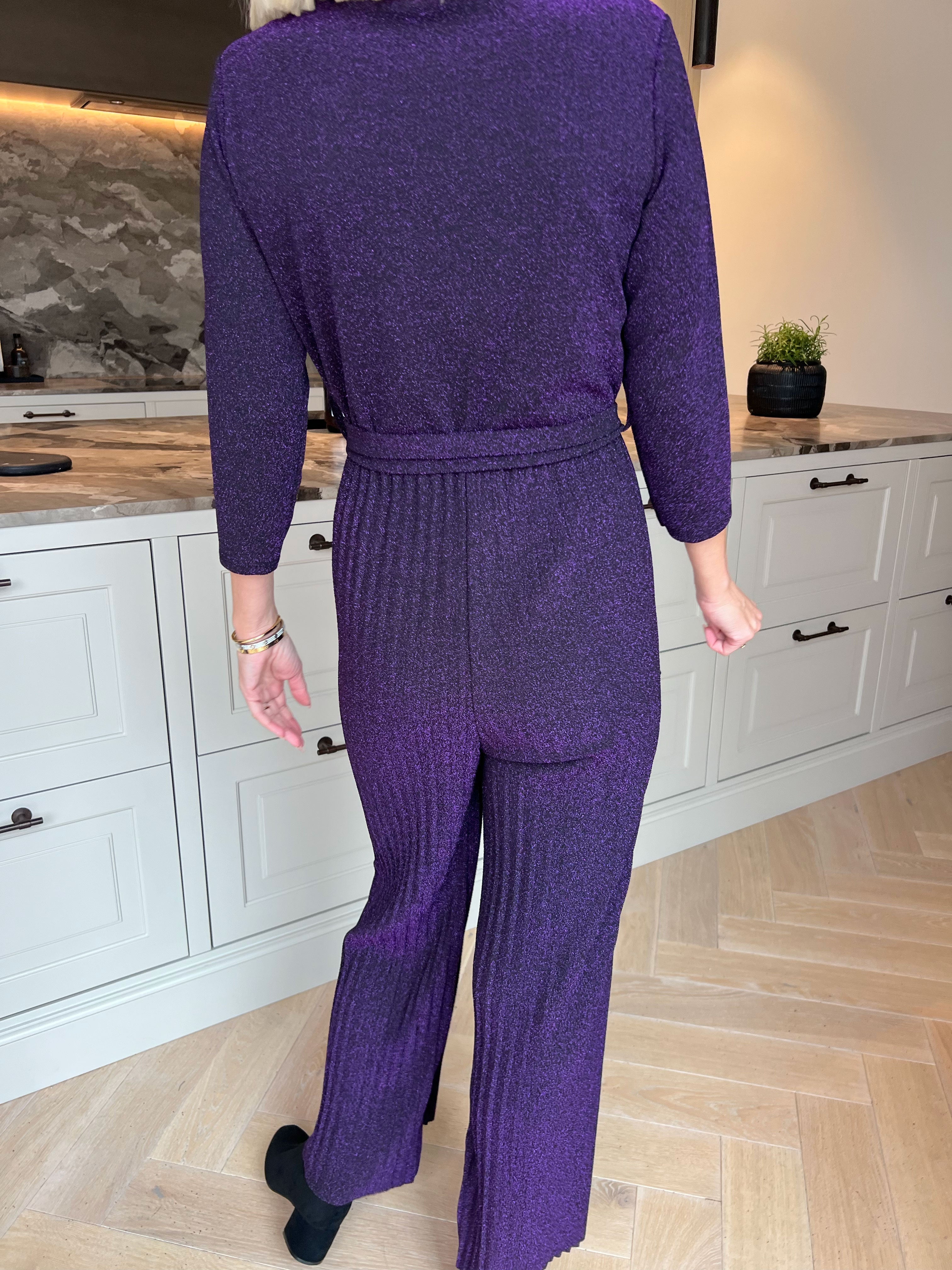 Nina - Plisserad jumpsuit med fina glittertrådar och knytband i midjan