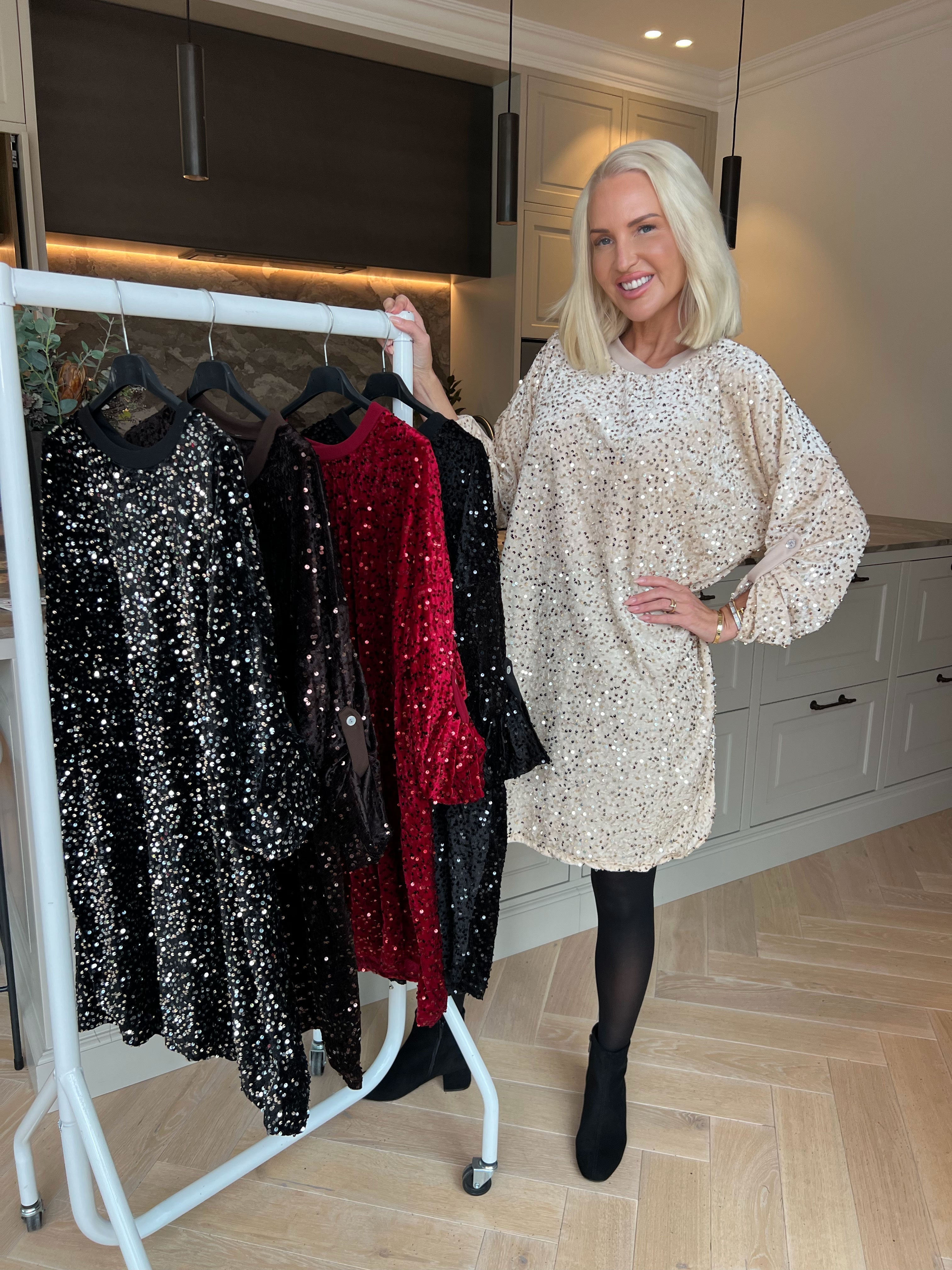 Ilaria - Mjuk velourklänning i viskos med festliga paljetter som ger en glamorös look
