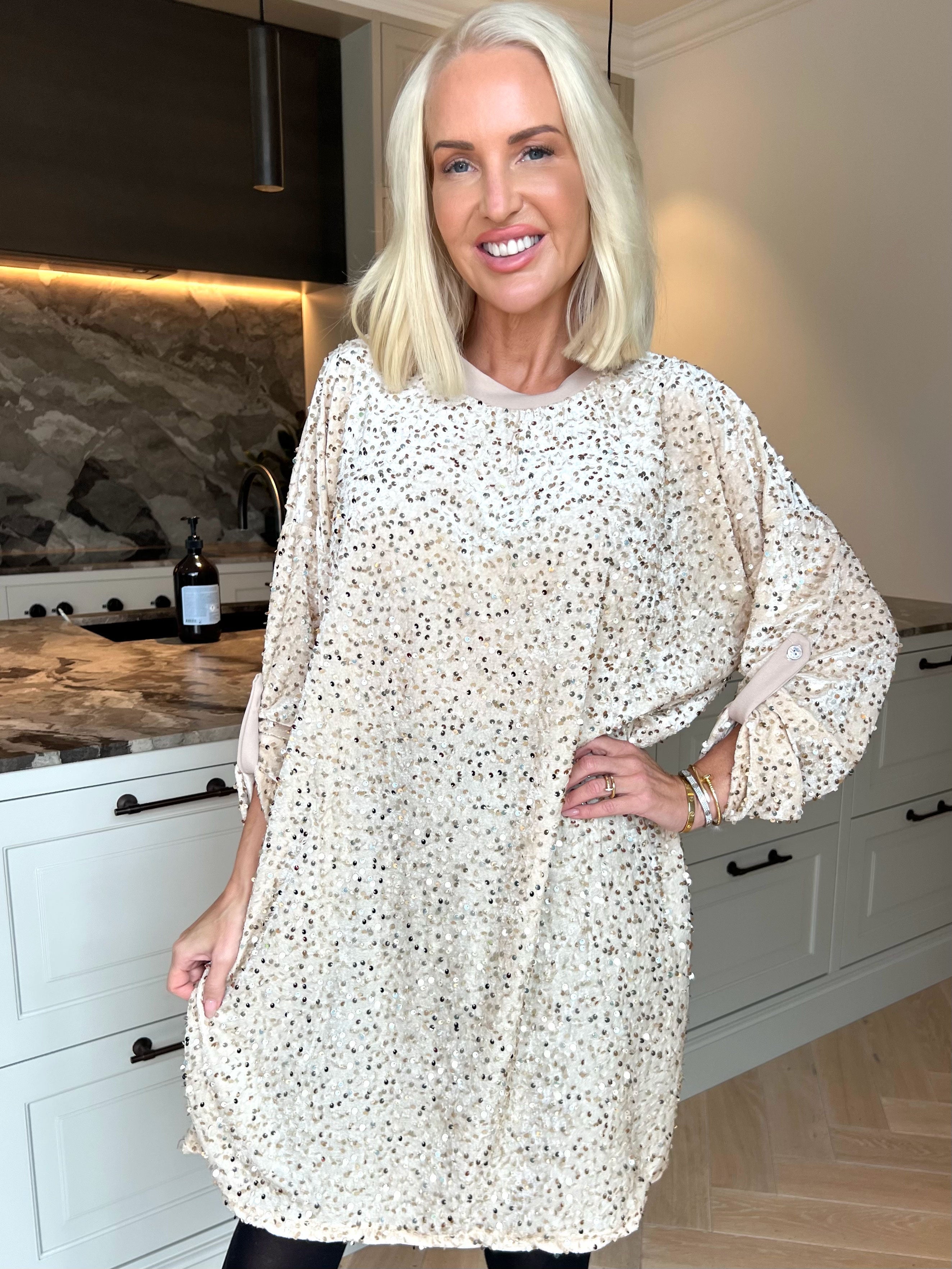 Ilaria - Velourklänning i plus size i viskos med festliga paljetter som ger en glamorös look