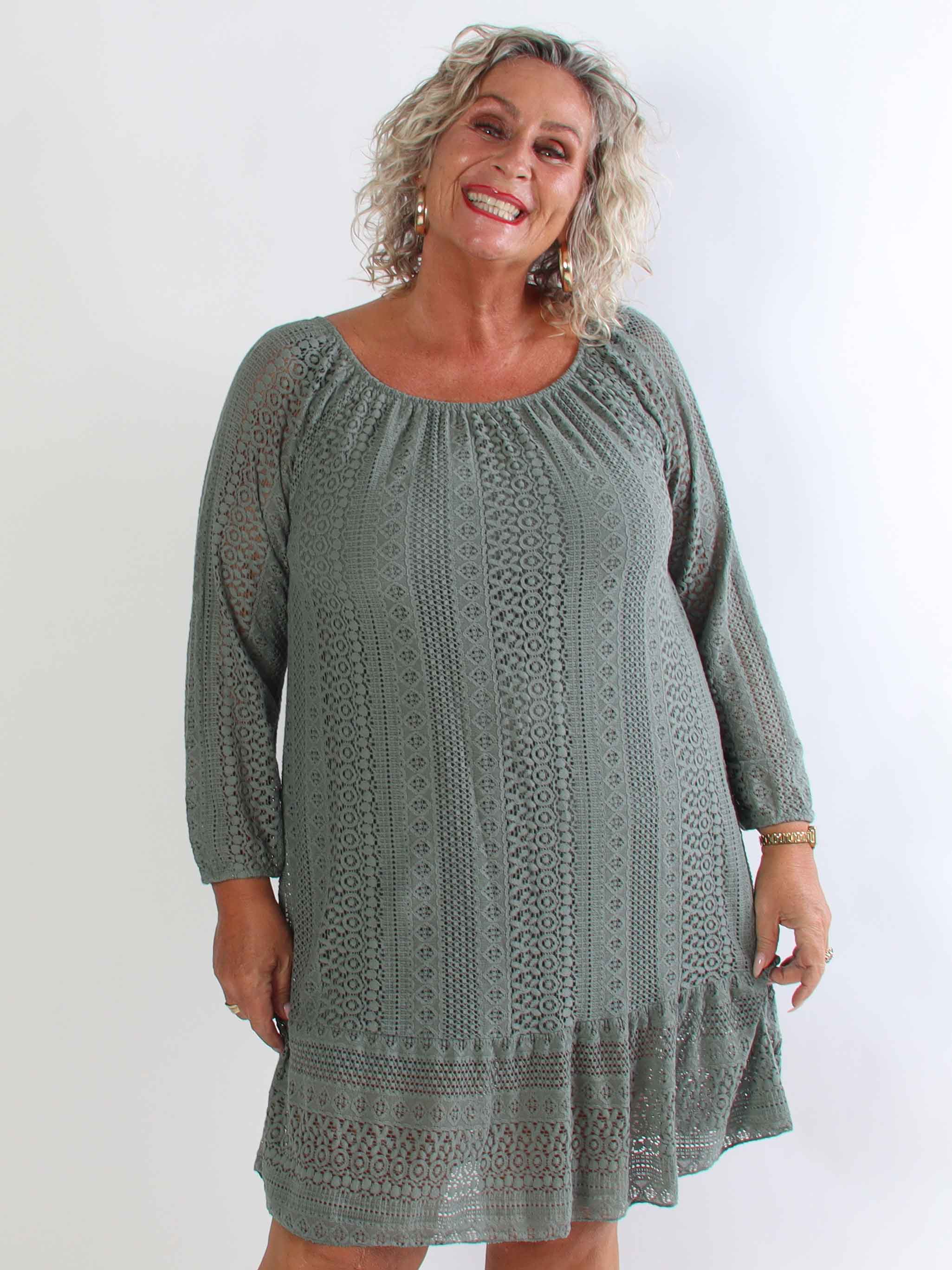 Galateia Long Sleeve – Feminin plus size klänning i mjuk bomullsspets