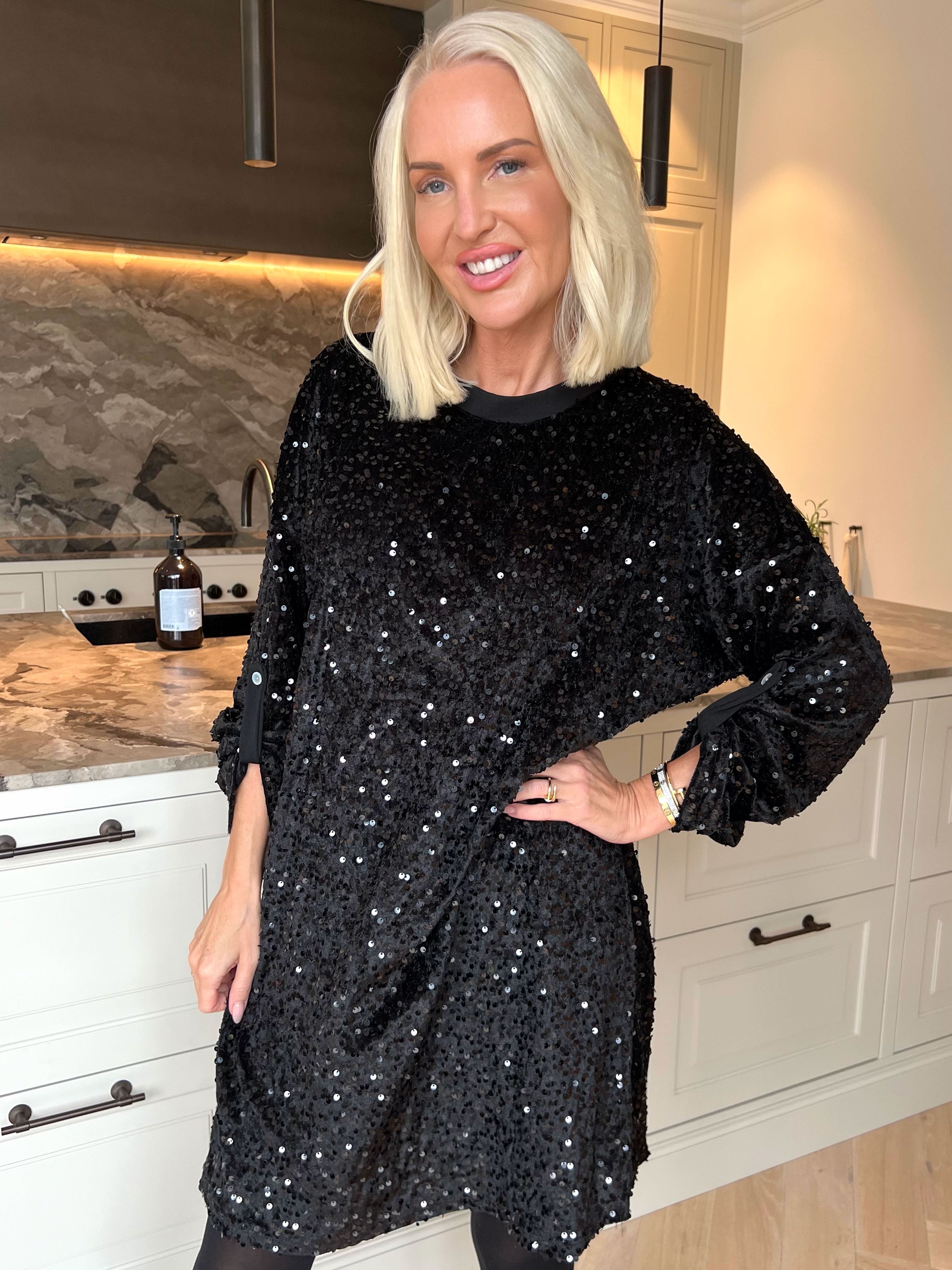Ilaria - Mjuk velourklänning i viskos med festliga paljetter som ger en glamorös look
