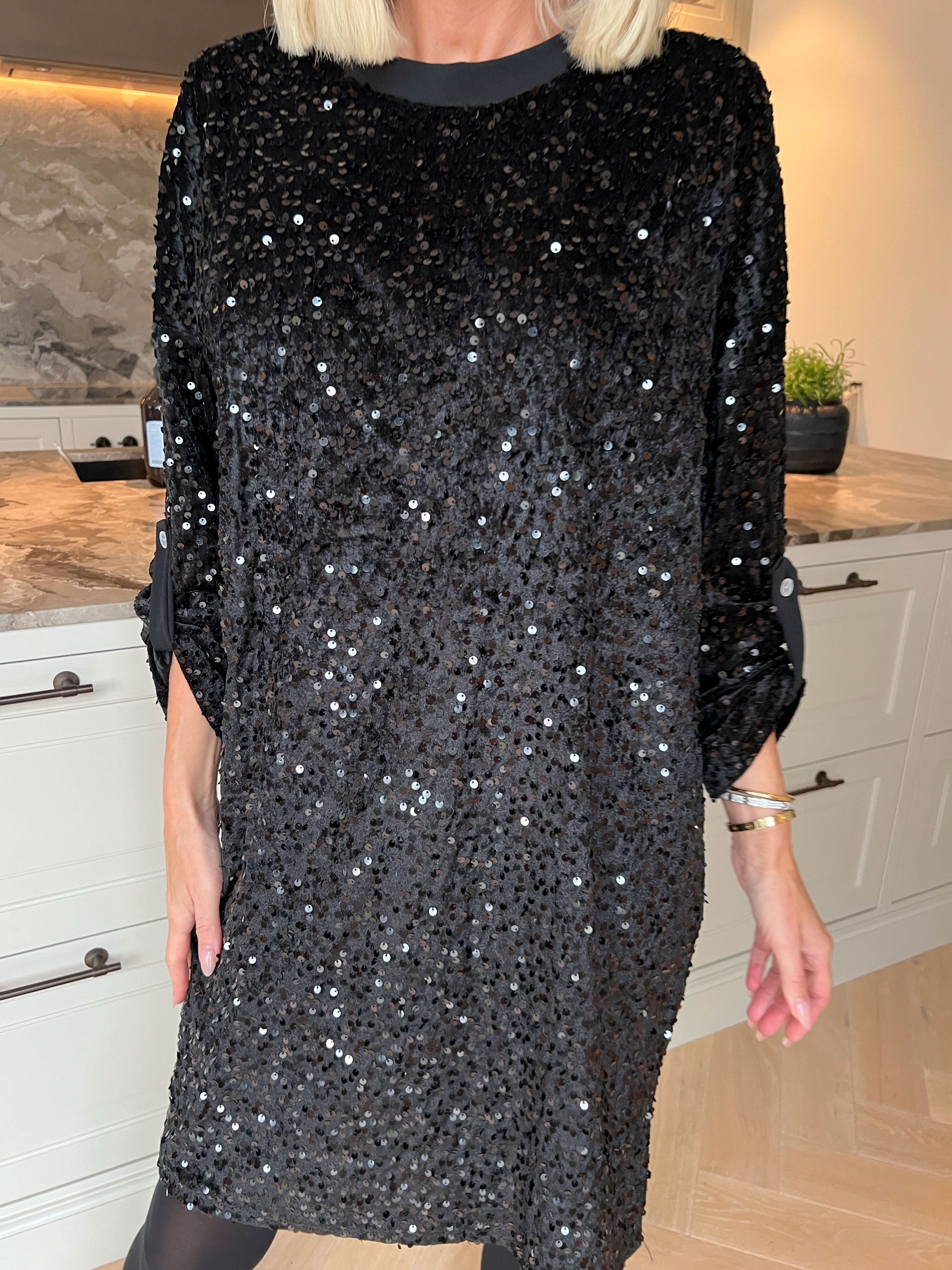 Ilaria - Mjuk velourklänning i viskos med festliga paljetter som ger en glamorös look