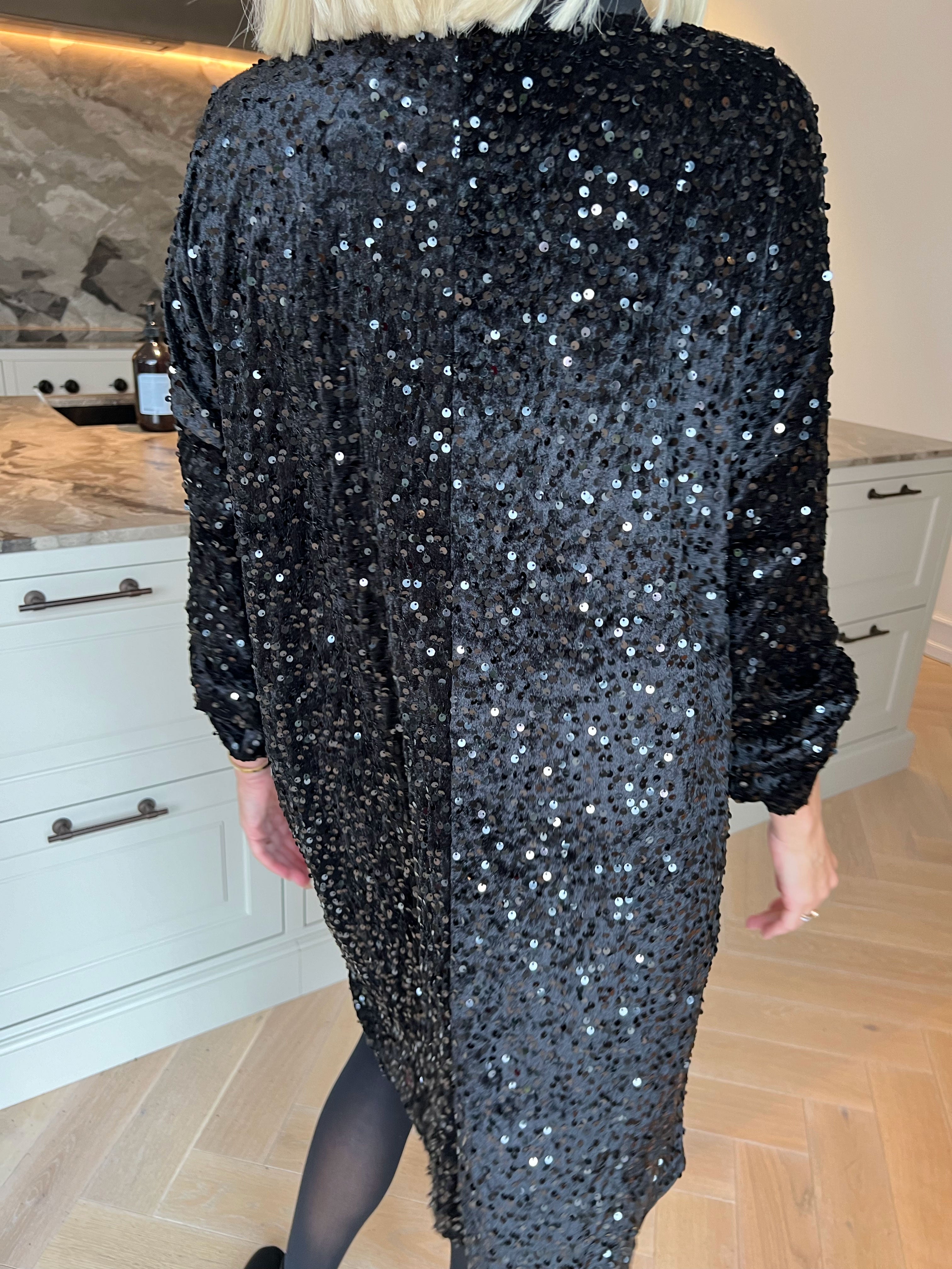 Ilaria - Mjuk velourklänning i viskos med festliga paljetter som ger en glamorös look