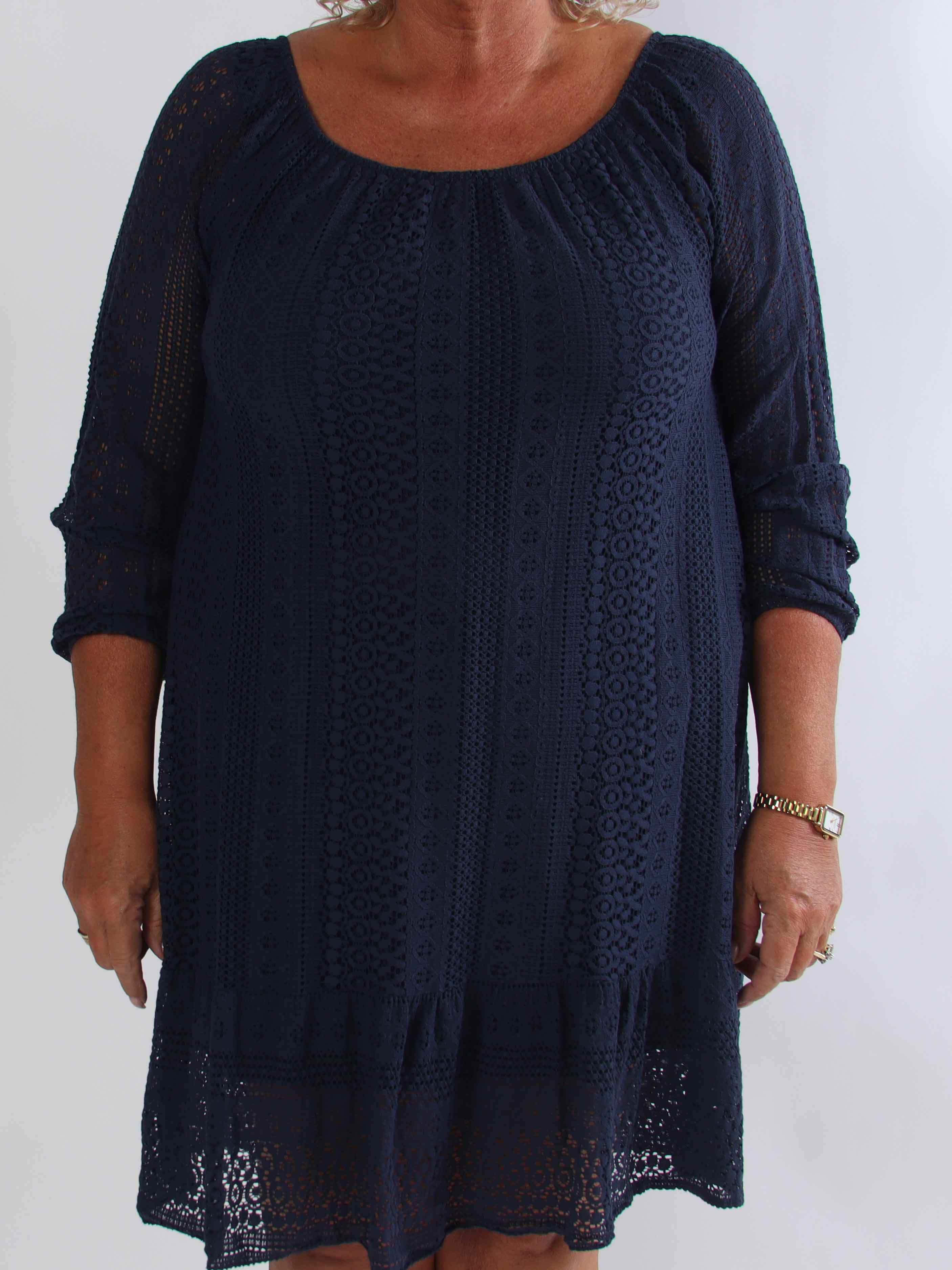 Galateia Long Sleeve – Feminin plus size klänning i mjuk bomullsspets