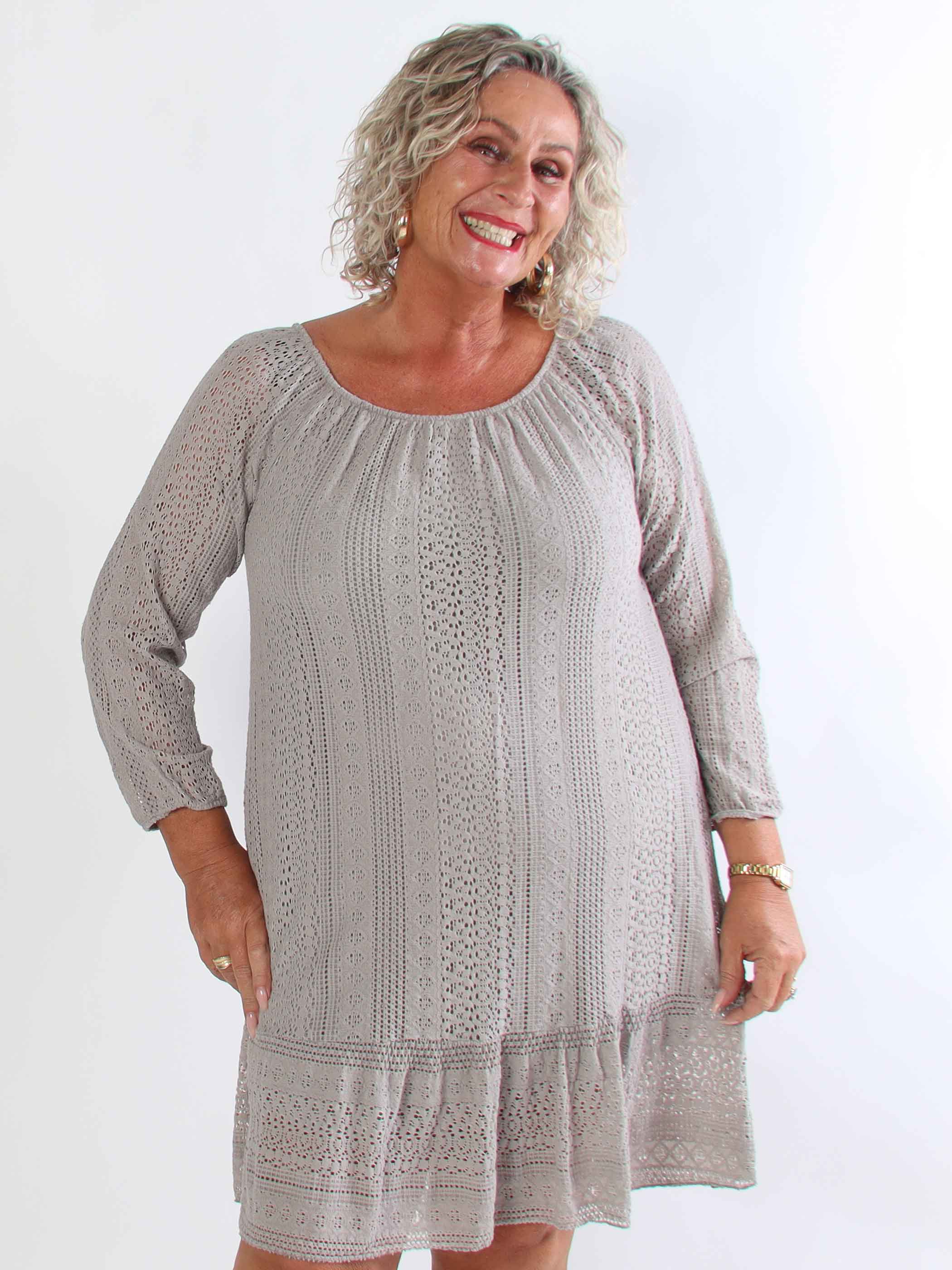 Galateia Long Sleeve – Feminin plus size klänning i mjuk bomullsspets