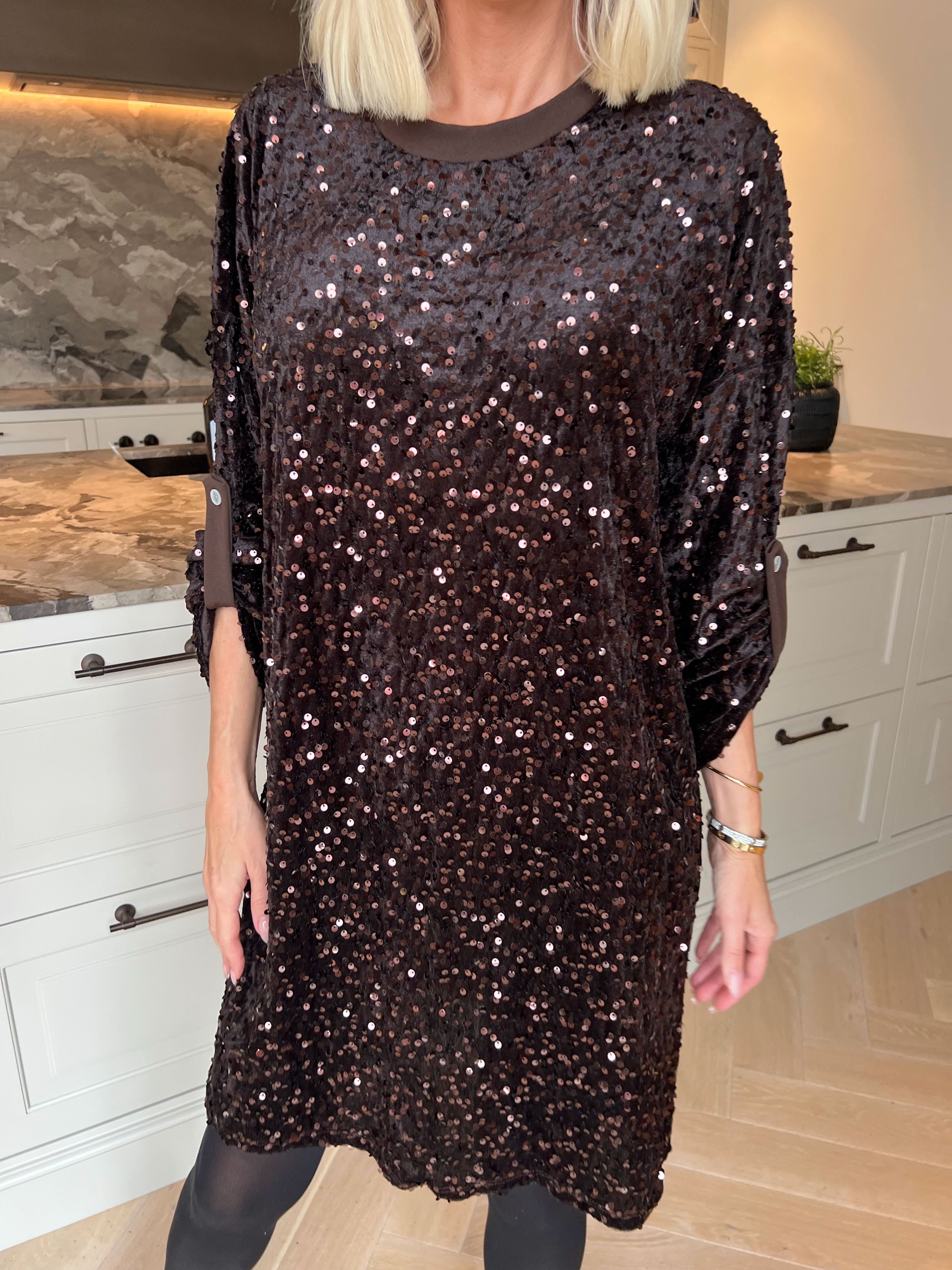 Ilaria - Mjuk velourklänning i viskos med festliga paljetter som ger en glamorös look