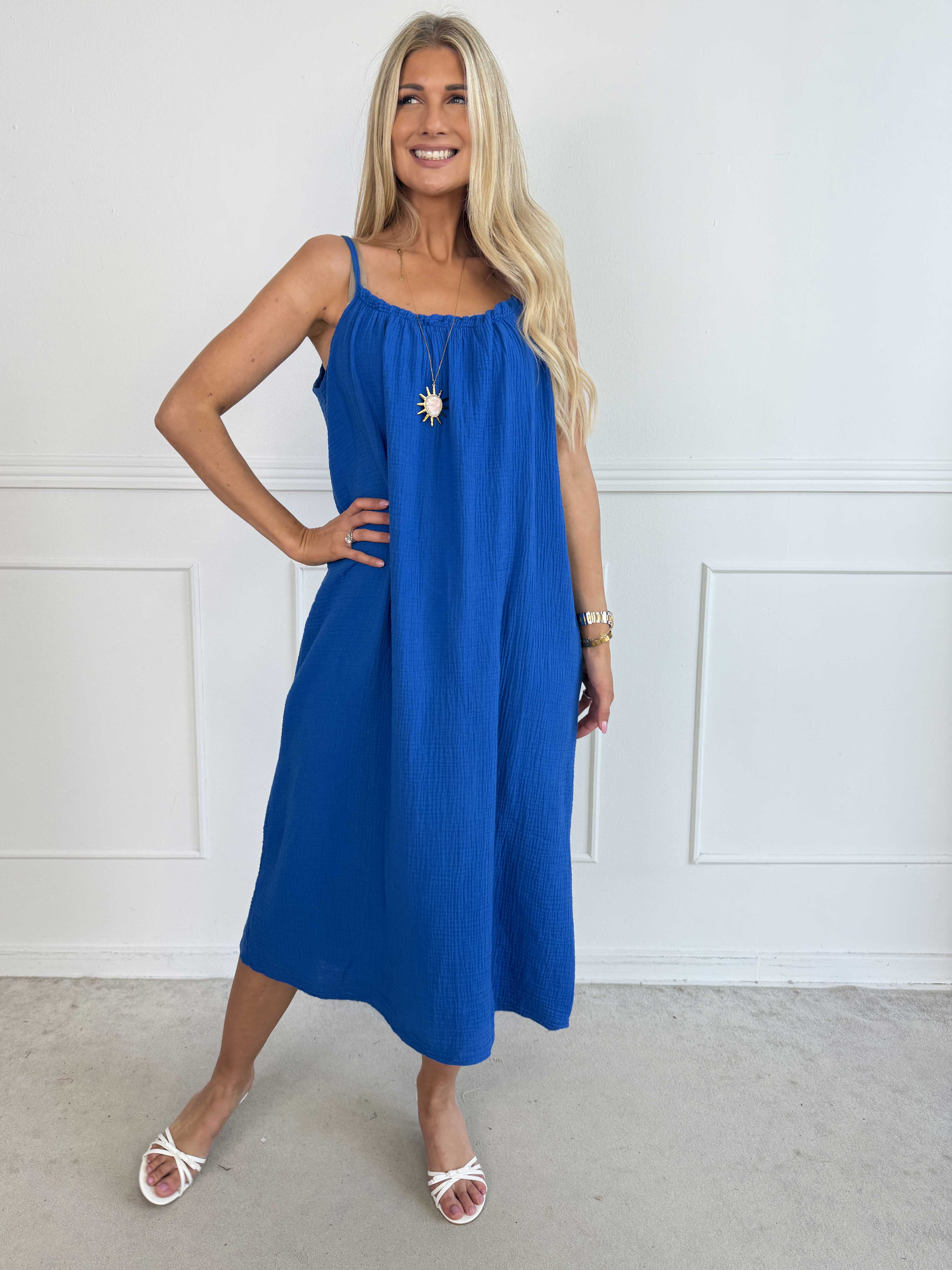 Kamma – Plus size klänning med axelband i mjuk bomullsmuslin